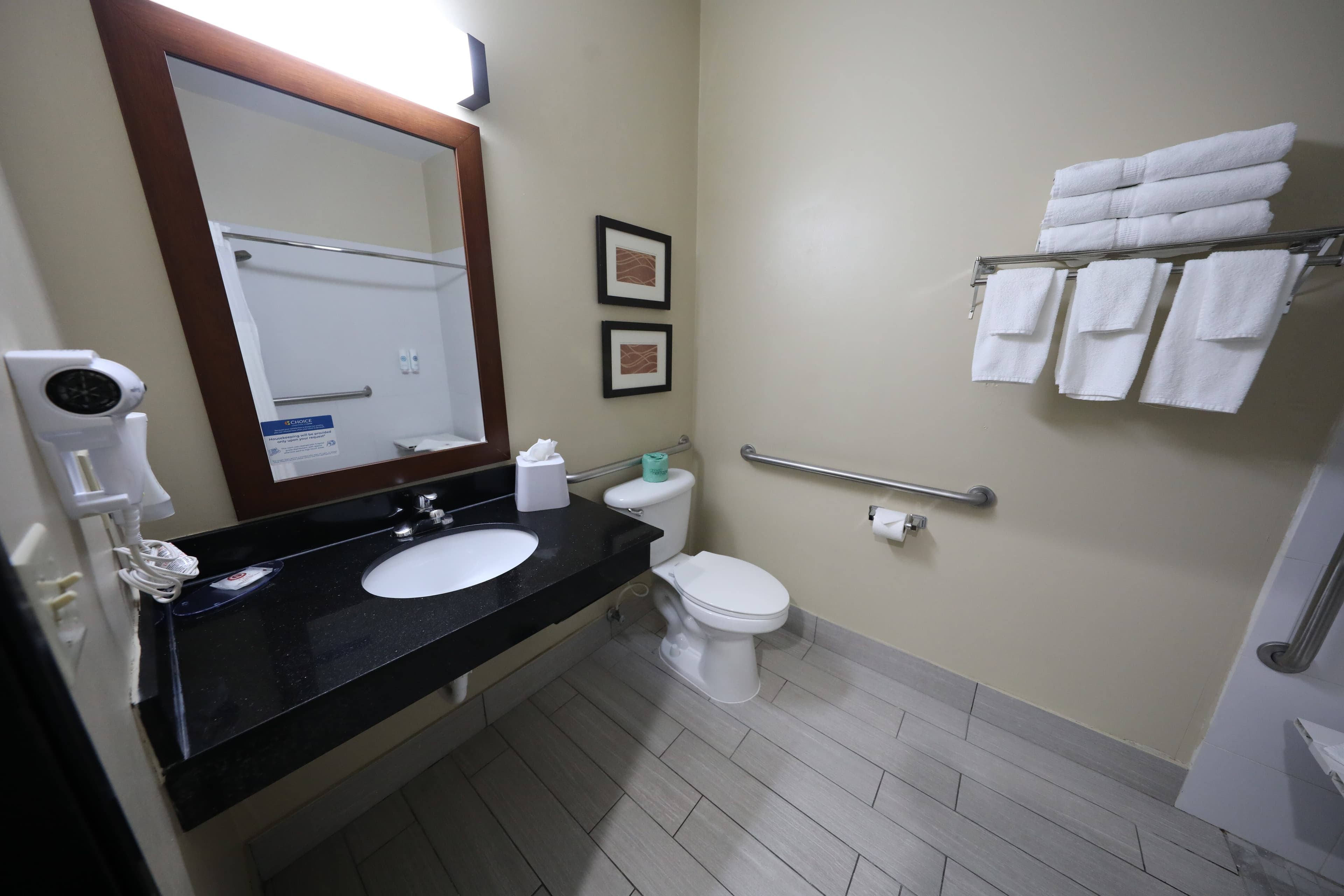 Comfort Inn & Suites Hutchinson — 14