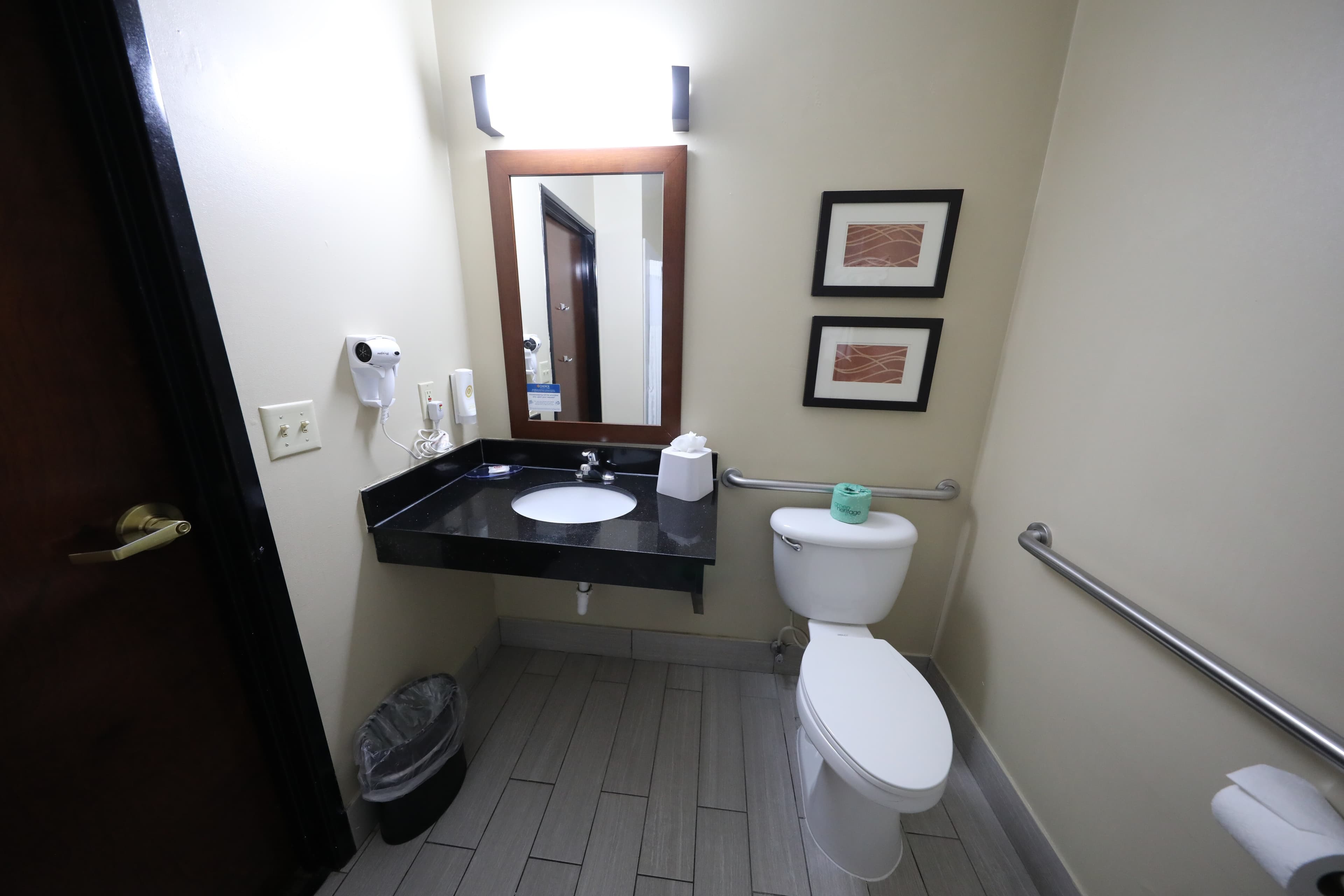 Comfort Inn & Suites Hutchinson — 7