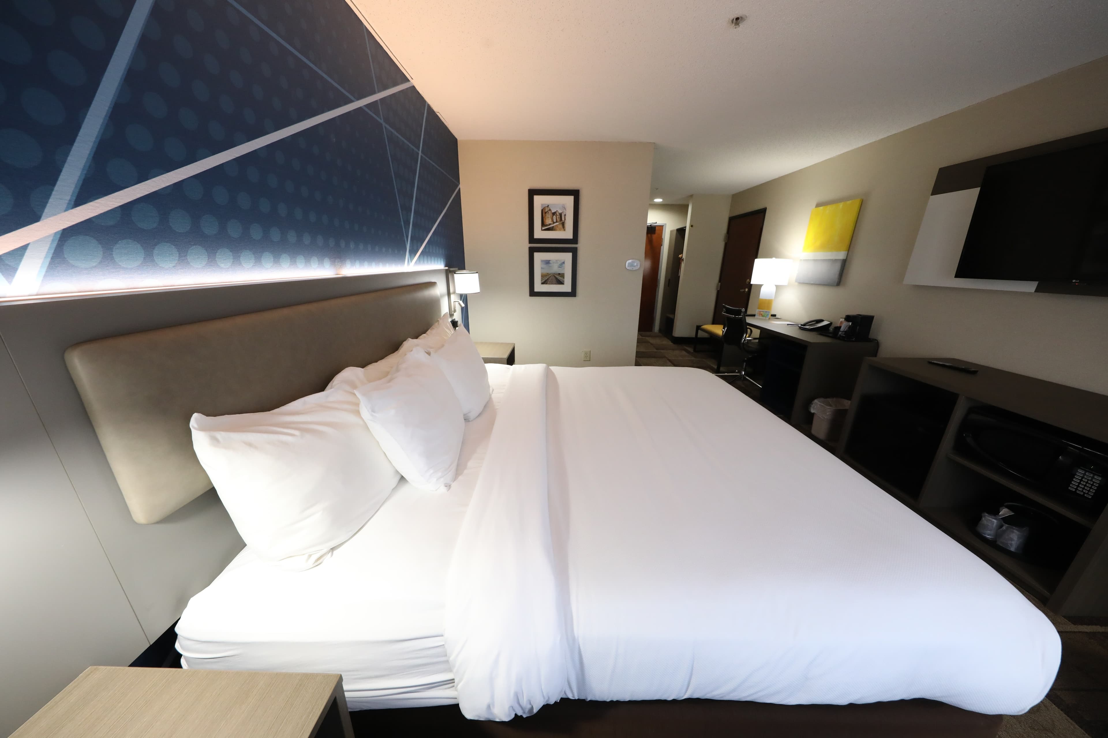 Comfort Inn & Suites Hutchinson - Image 5