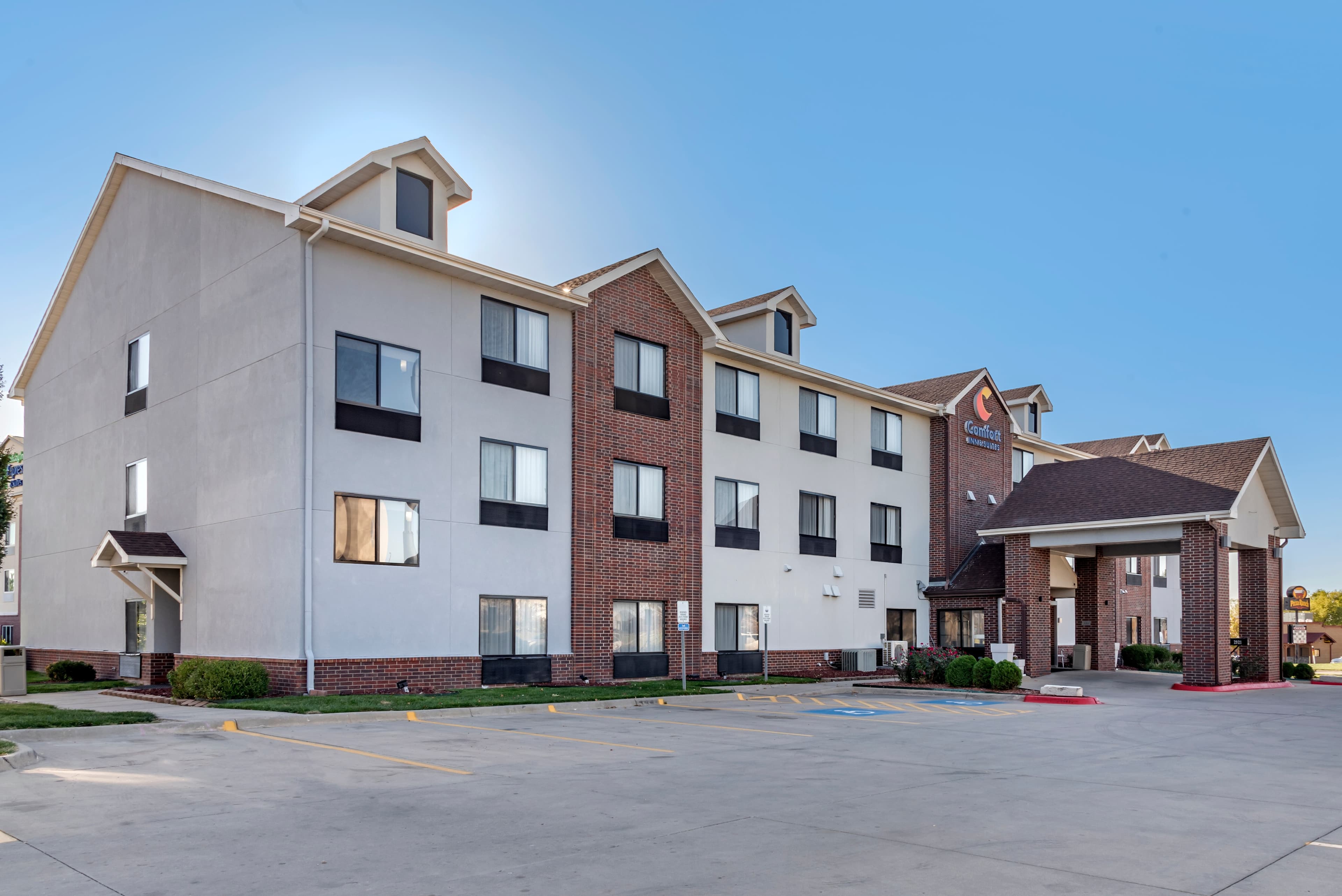 Comfort Inn & Suites Emporia - Image 1