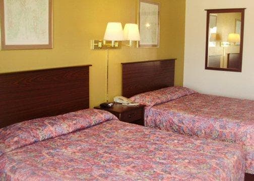 Rodeway Inn Goddard - Image 4