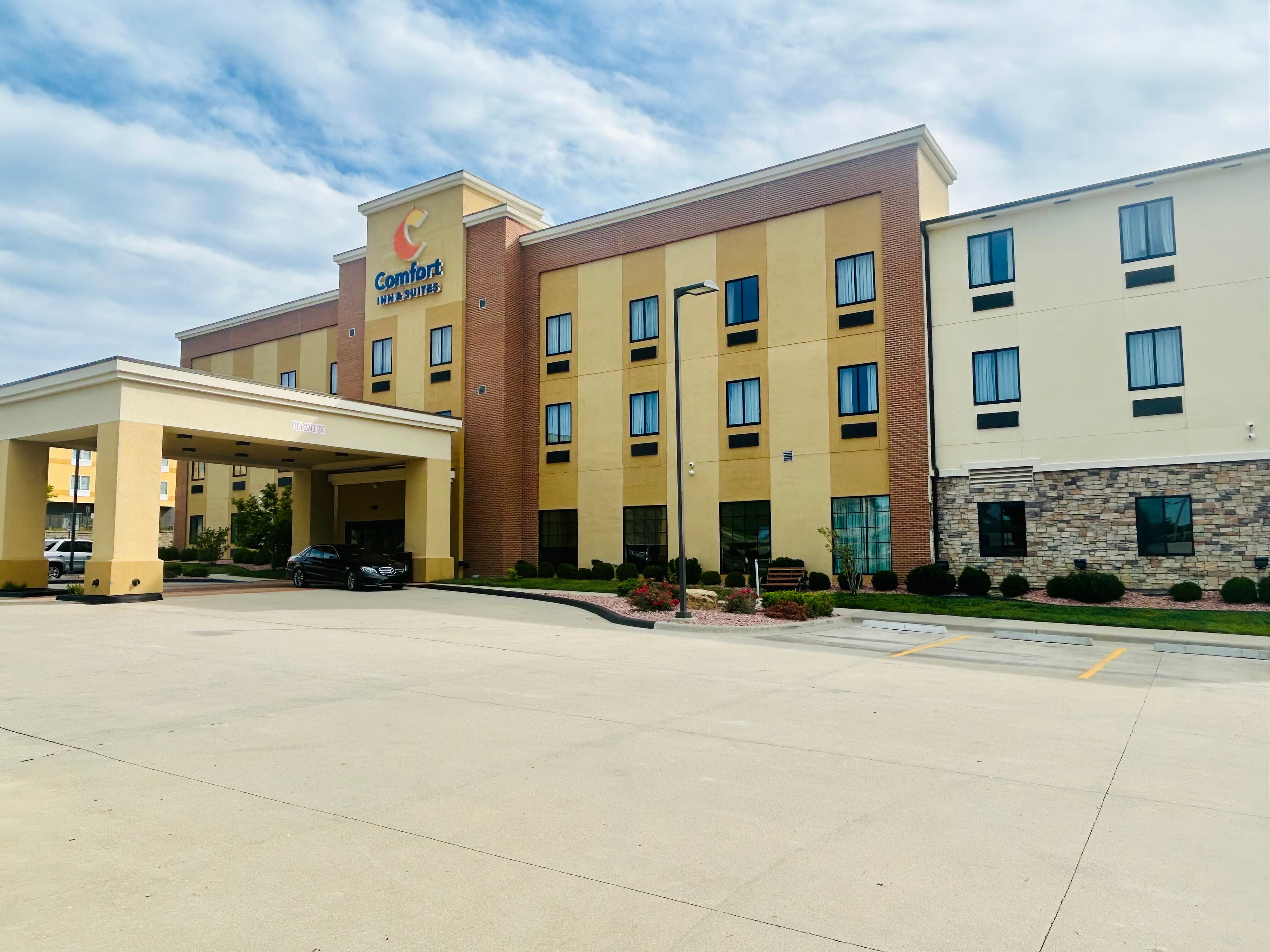 Comfort Inn & Suites Shawnee - Kansas City - Image 1