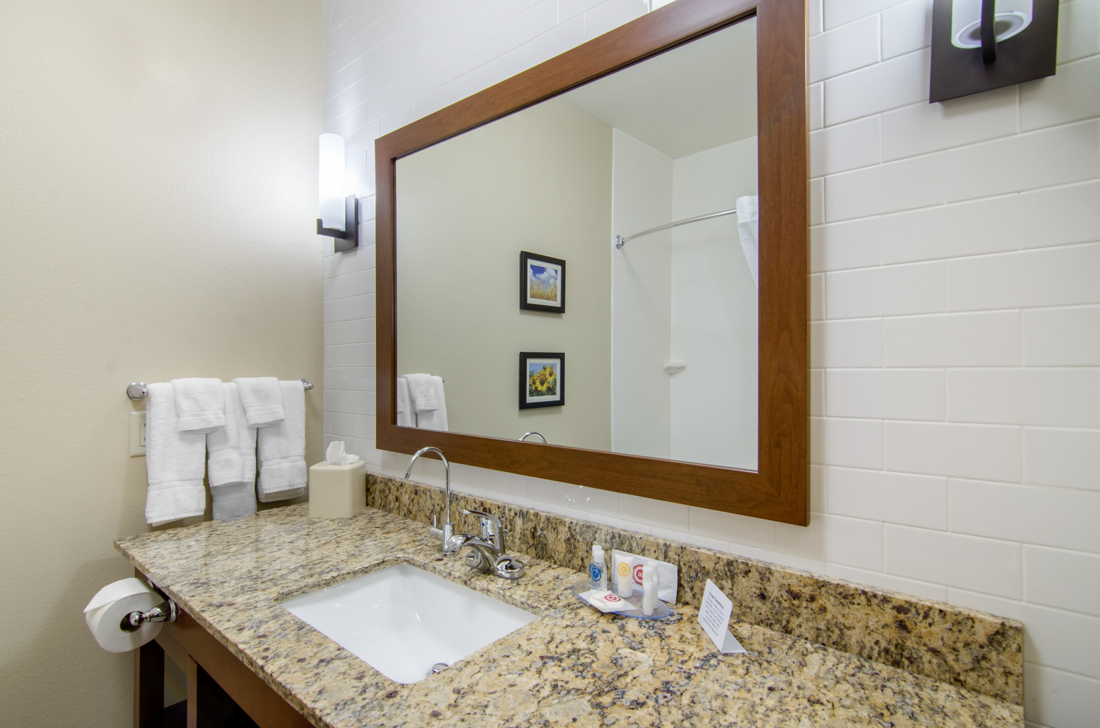 Comfort Inn & Suites Shawnee - Kansas City - Image 3