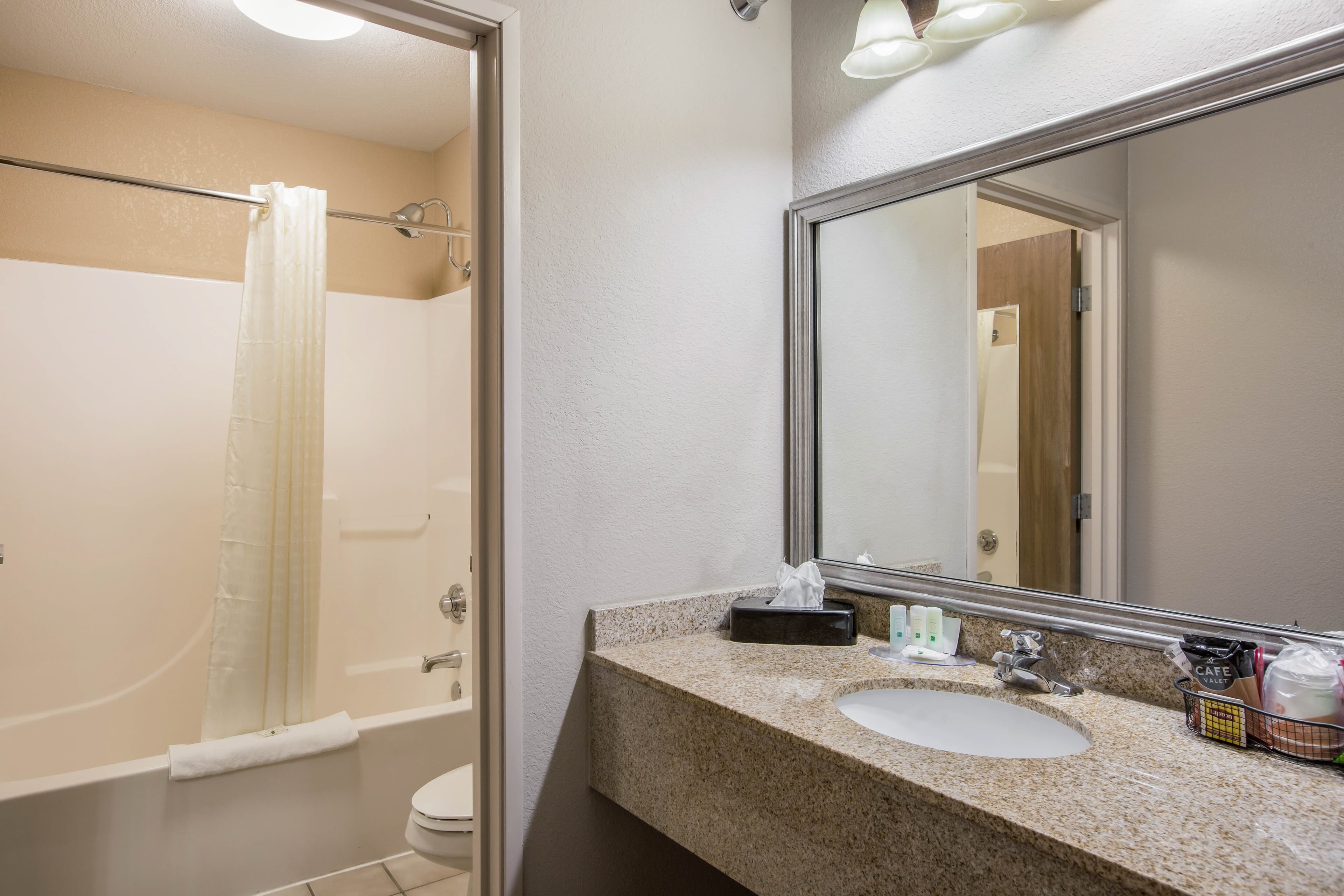Quality Inn & Suites Lawrence - University Area — 37