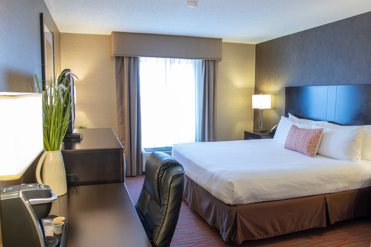 Country Inn & Suites by Radisson, Garden City, KS - Image 2