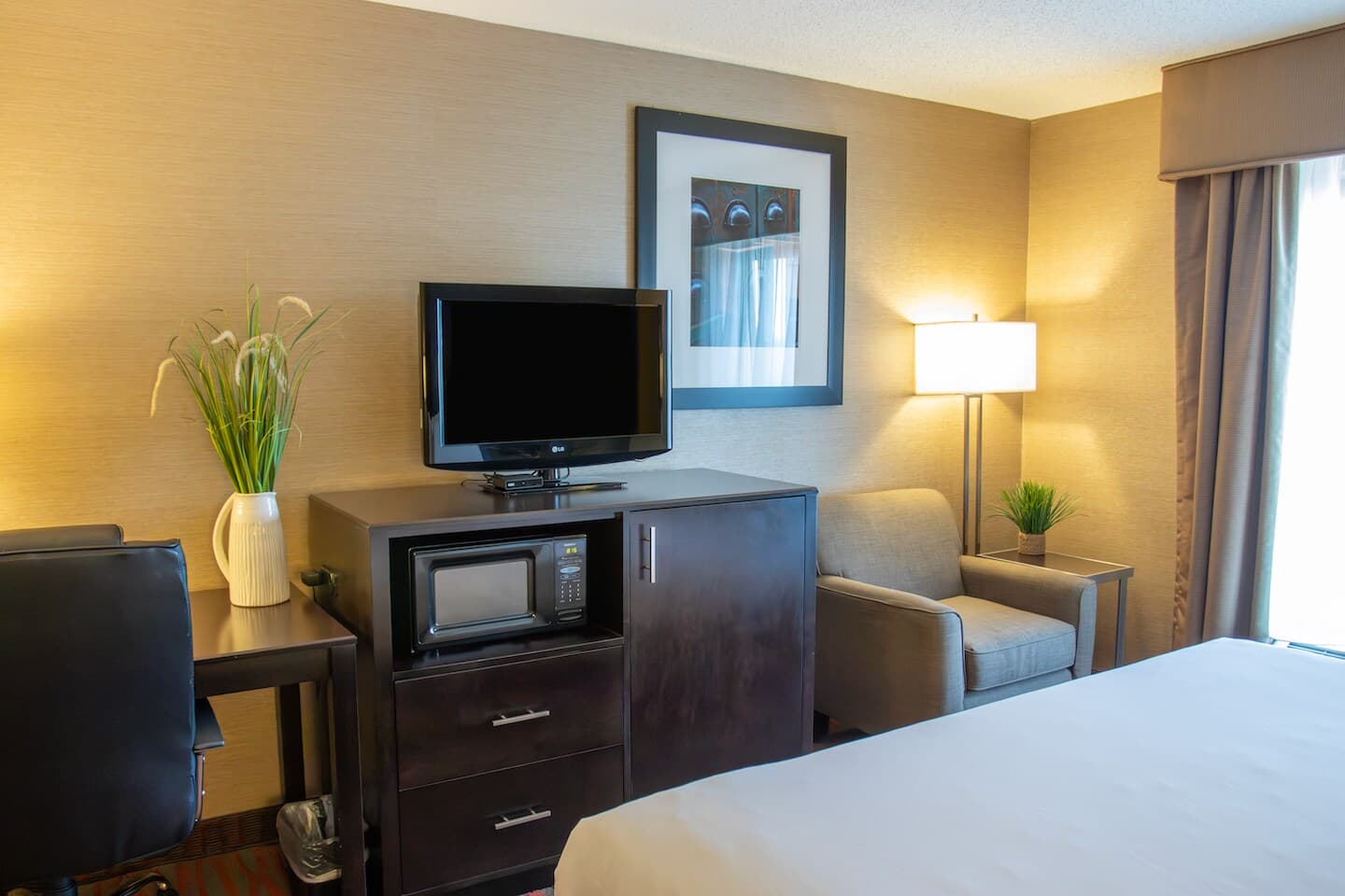 Country Inn & Suites by Radisson, Garden City, KS - Image 3