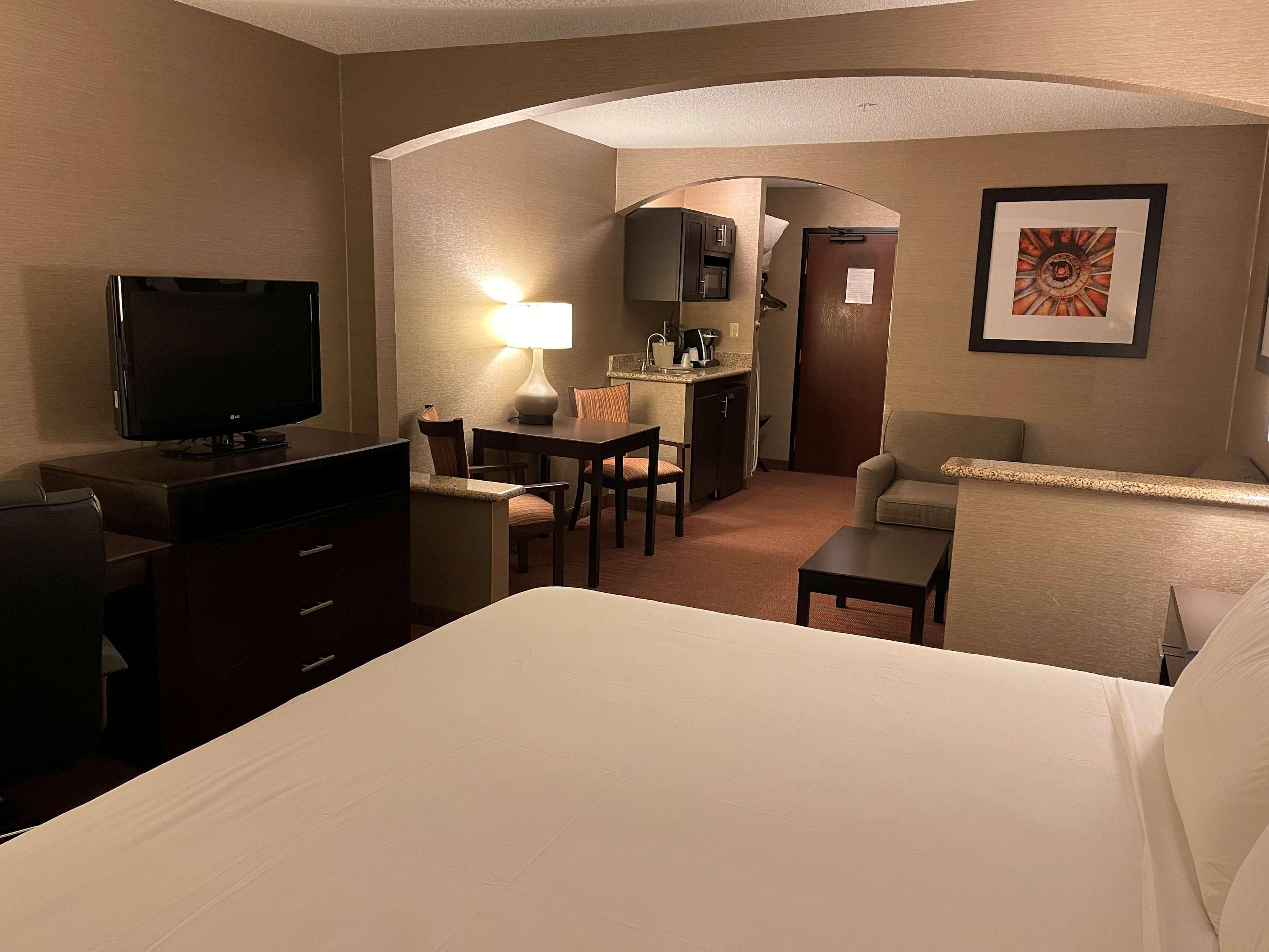 Country Inn & Suites by Radisson, Garden City, KS — 17