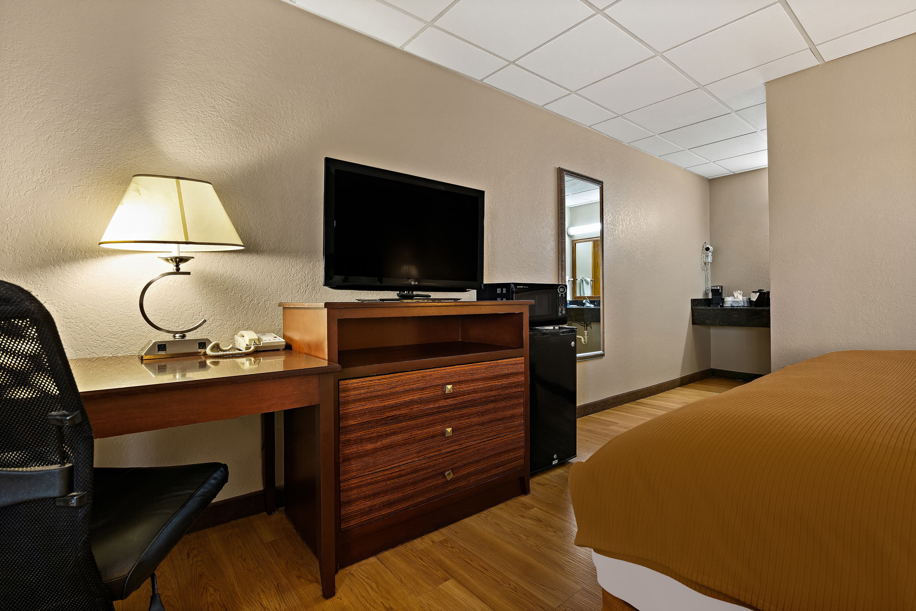 Rodeway Inn McPherson East — 4
