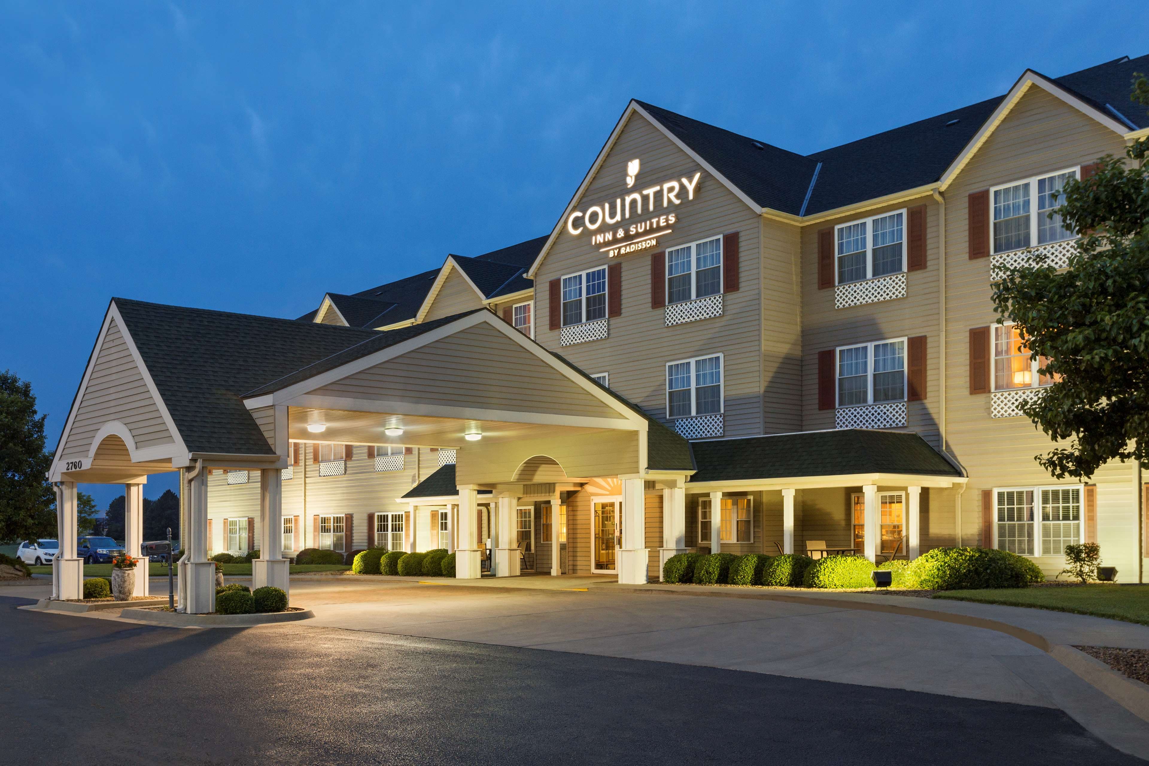 Country Inn & Suites by Radisson, Salina, KS - Image 1