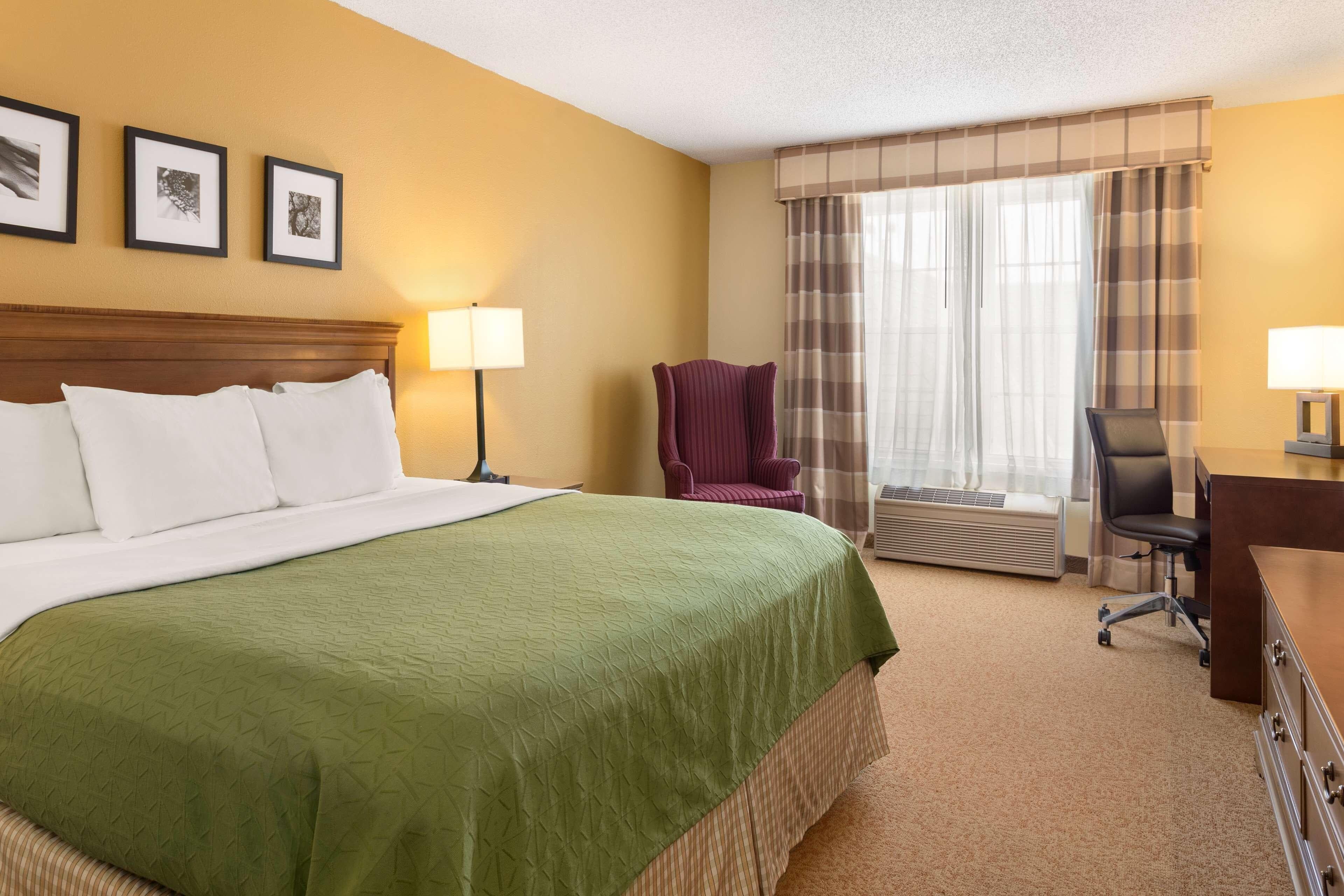 Country Inn & Suites by Radisson, Salina, KS - Image 4