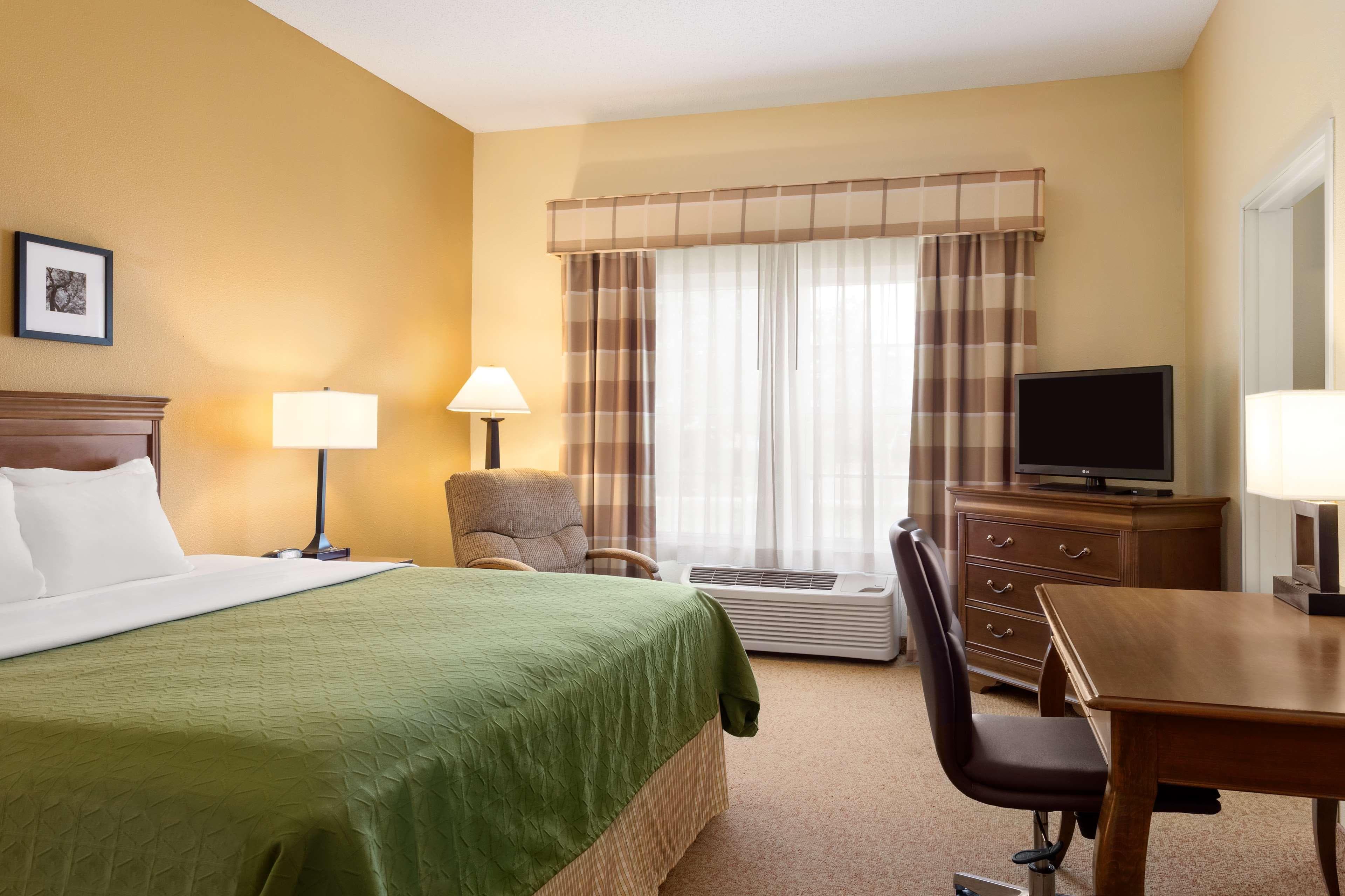 Country Inn & Suites by Radisson, Salina, KS - Image 2