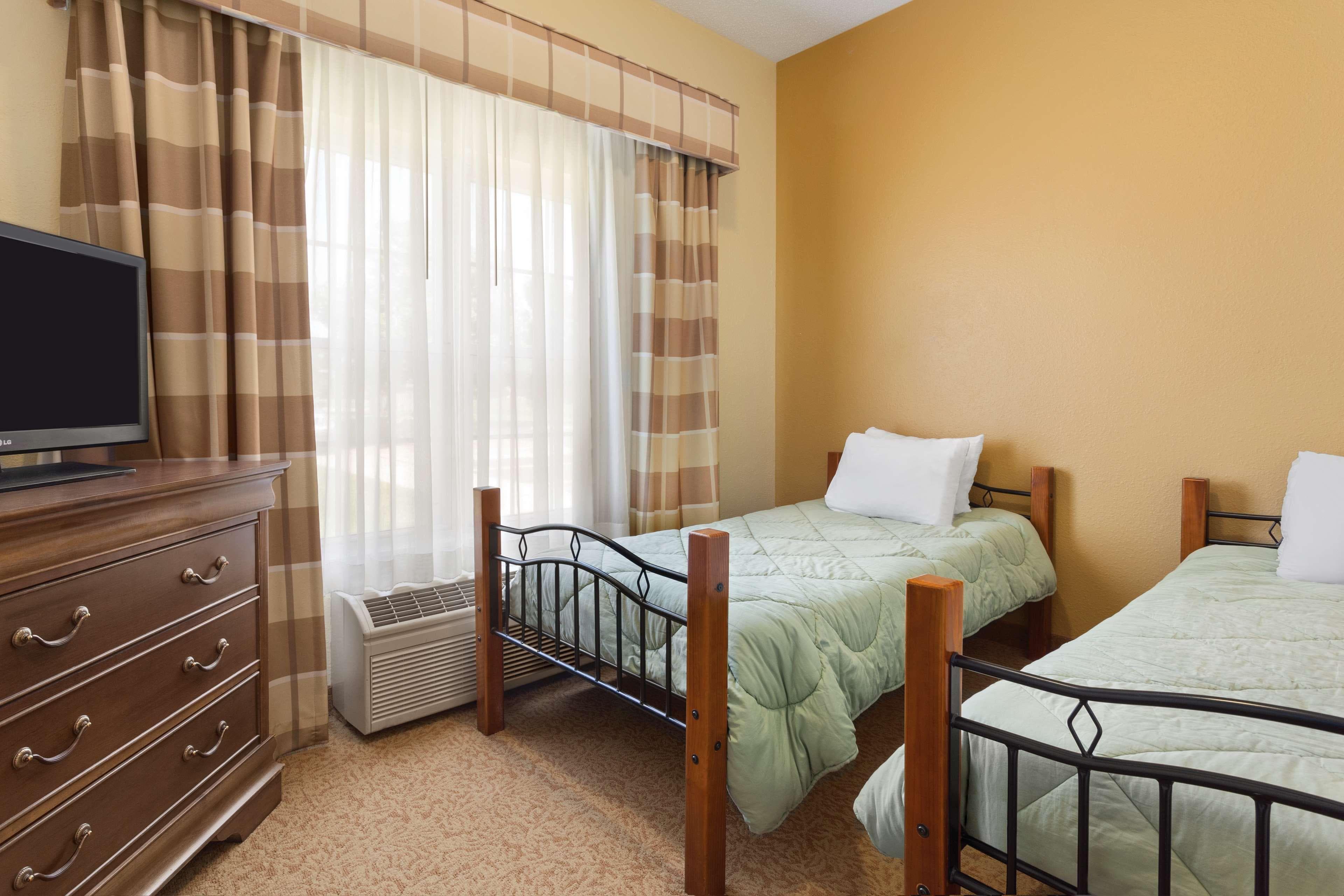 Country Inn & Suites by Radisson, Salina, KS - Image 3
