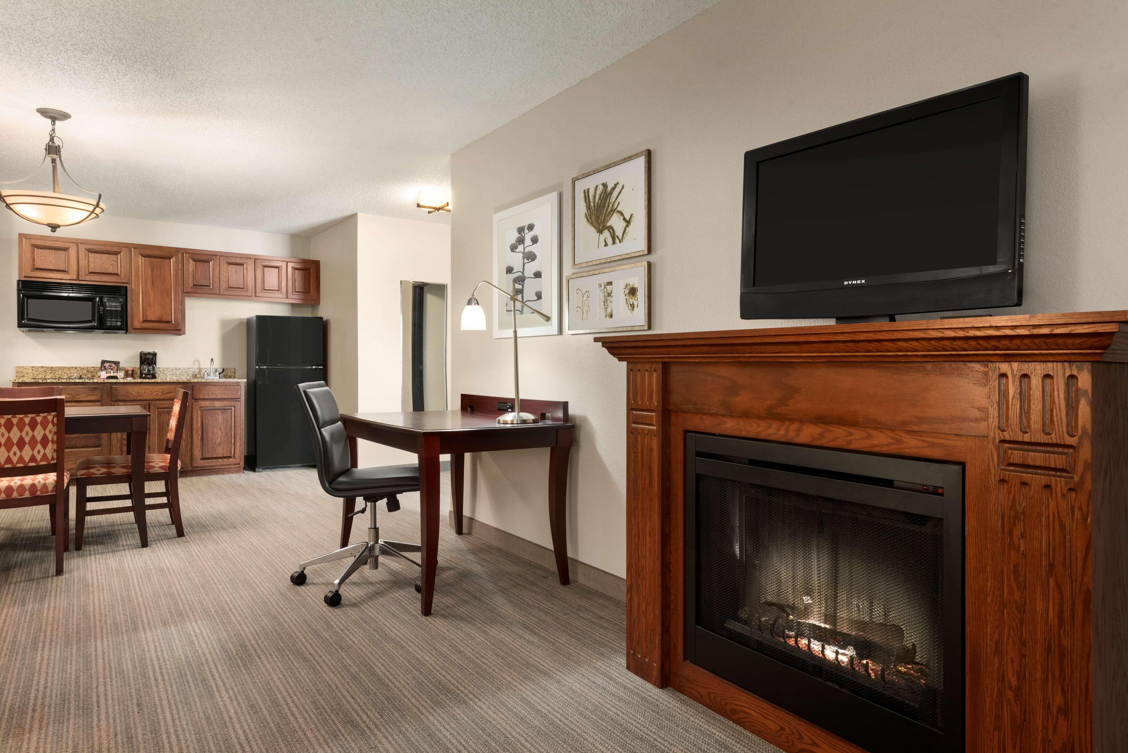 Country Inn & Suites by Radisson, Kansas City at Village West, KS - Image 4
