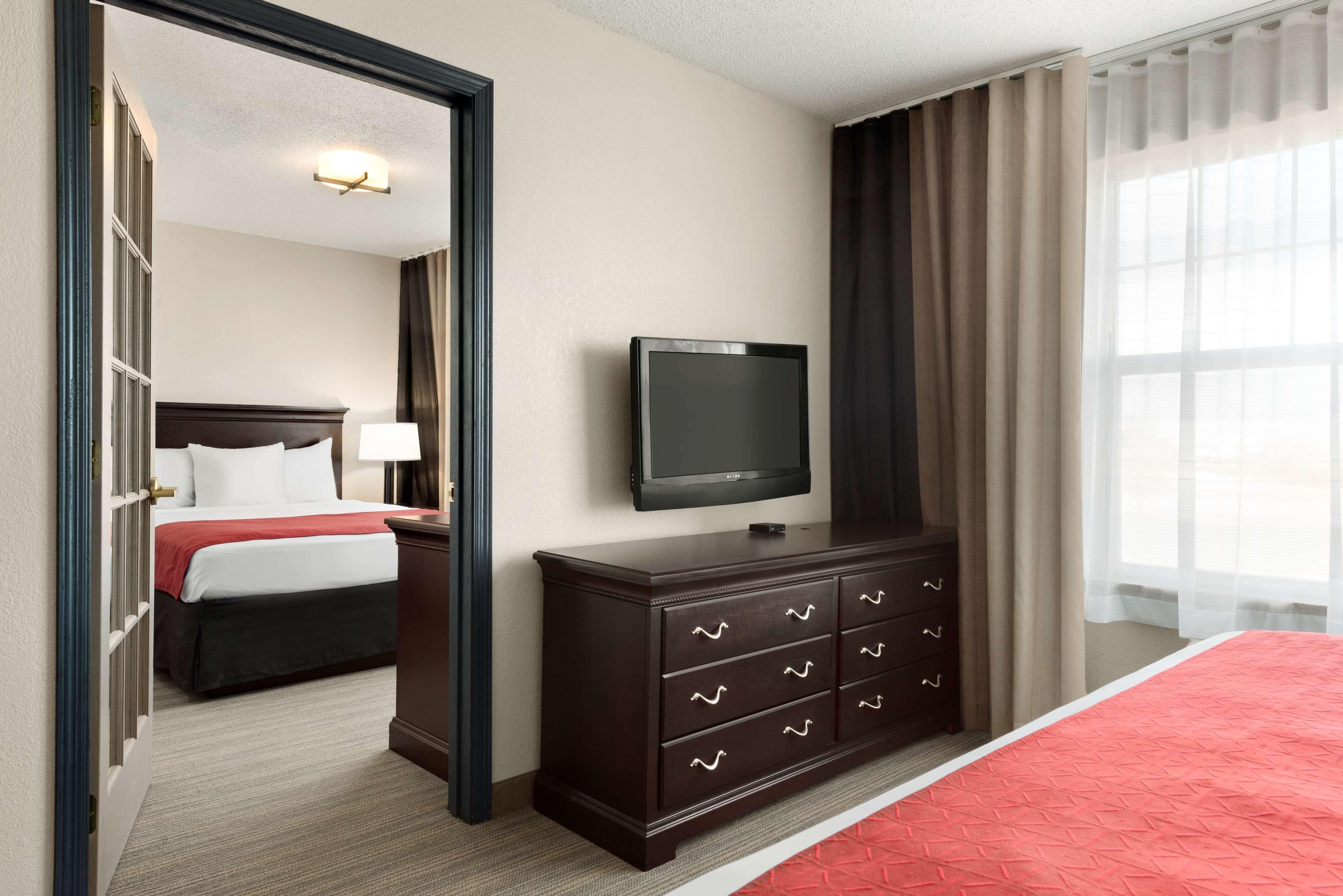 Country Inn & Suites by Radisson, Kansas City at Village West, KS — 7
