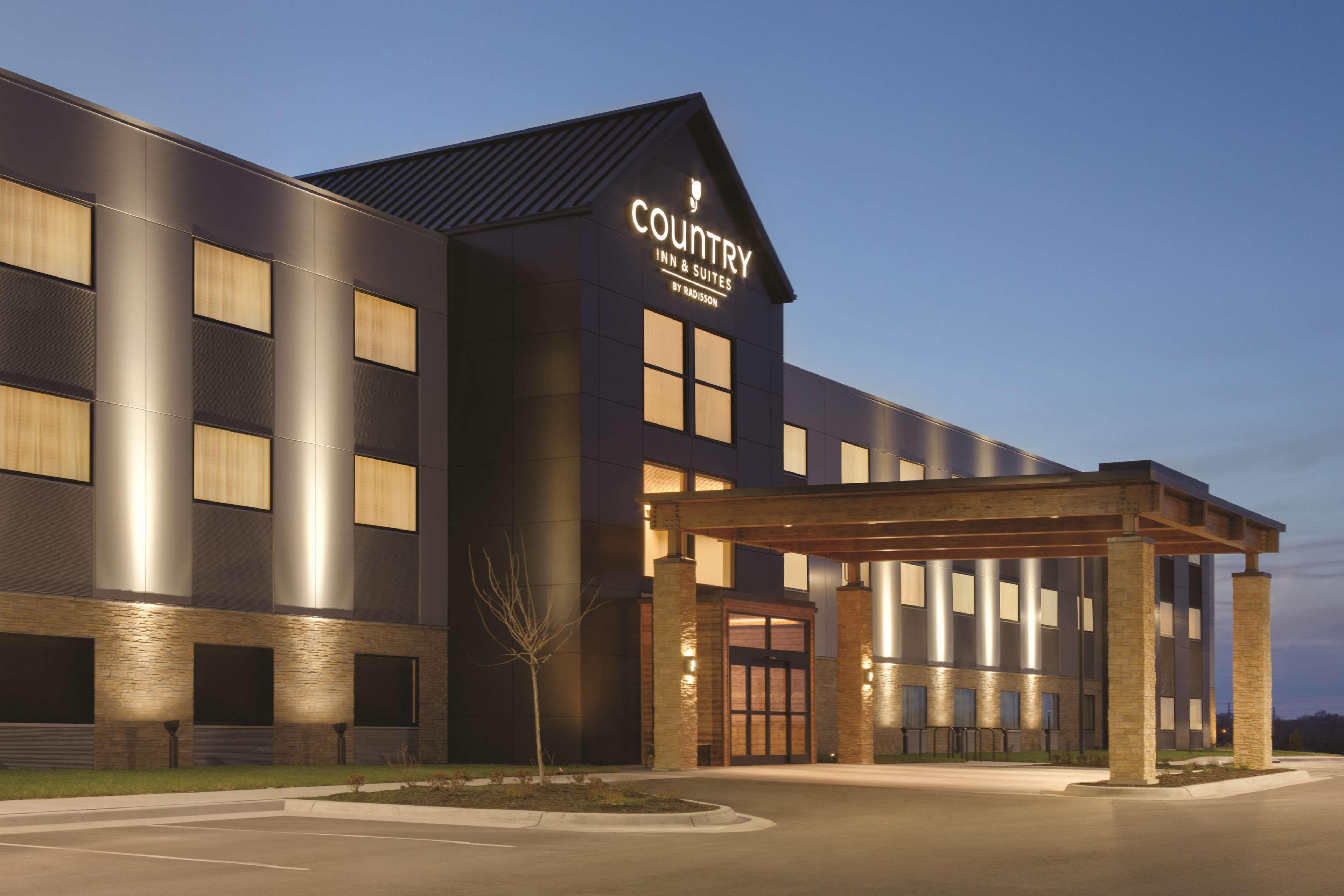 Country Inn & Suites by Radisson, Lawrence, KS - Image 1