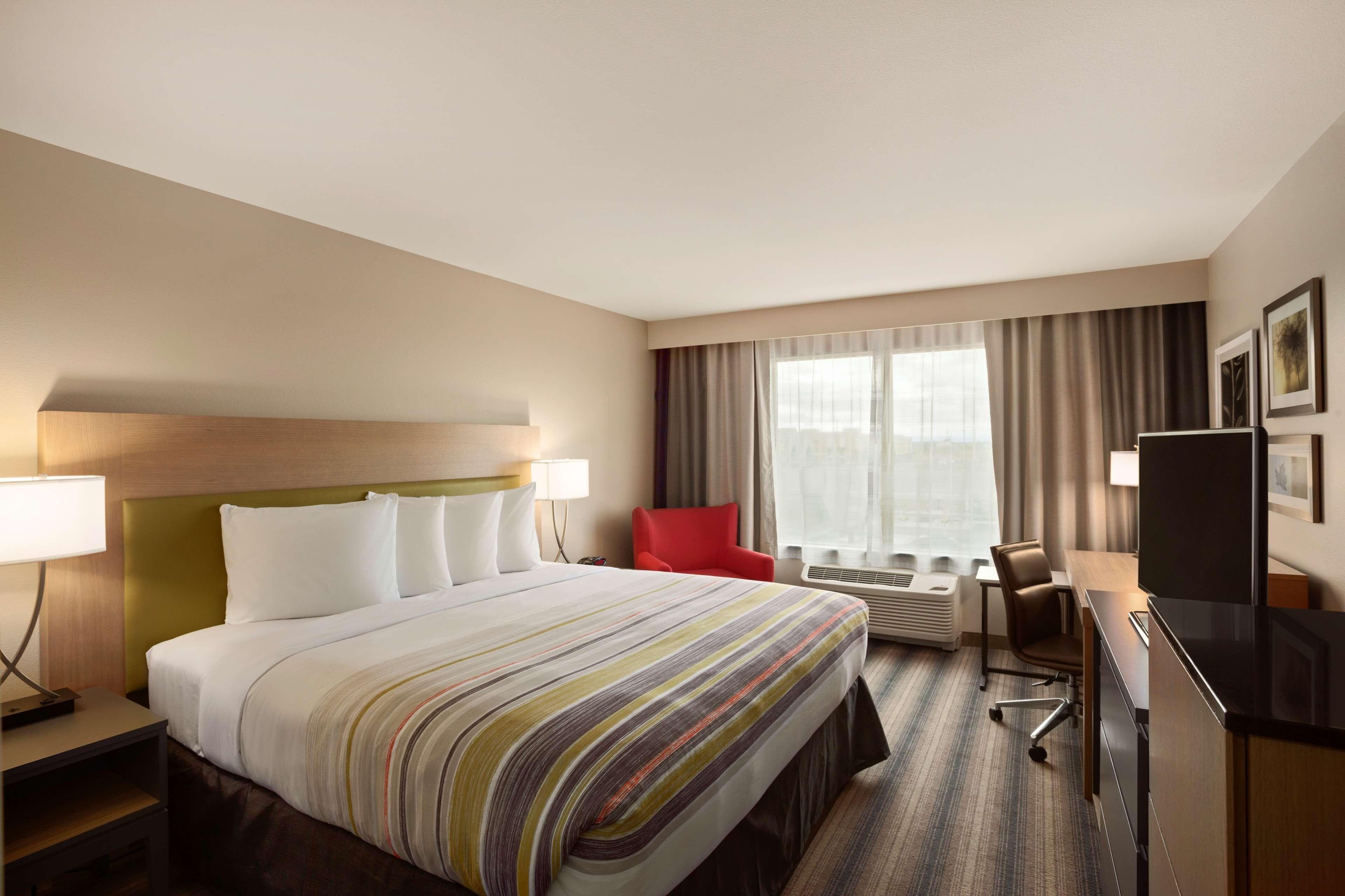 Country Inn & Suites by Radisson, Lawrence, KS - Image 2