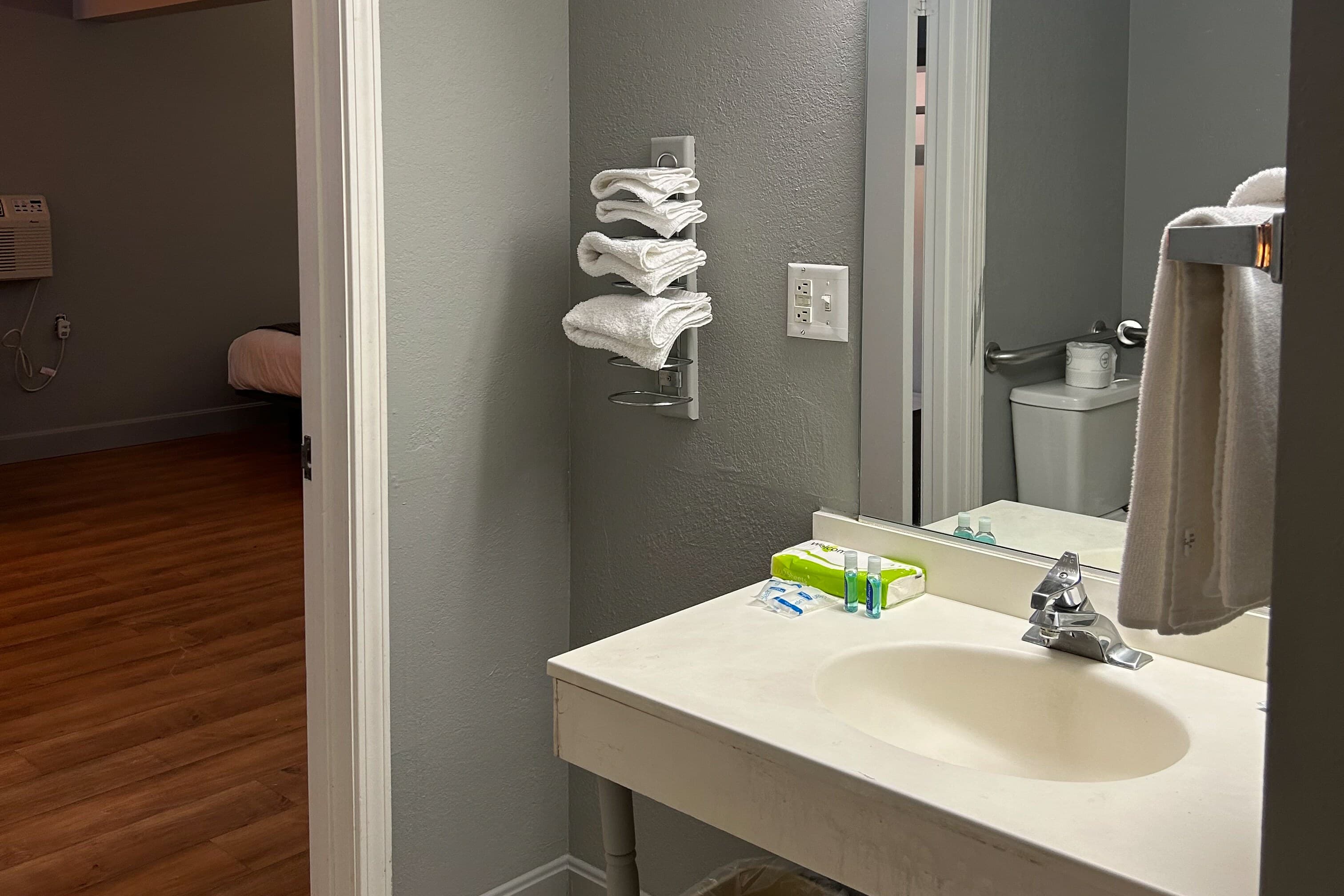 Rodeway Inn Emporia - Image 4