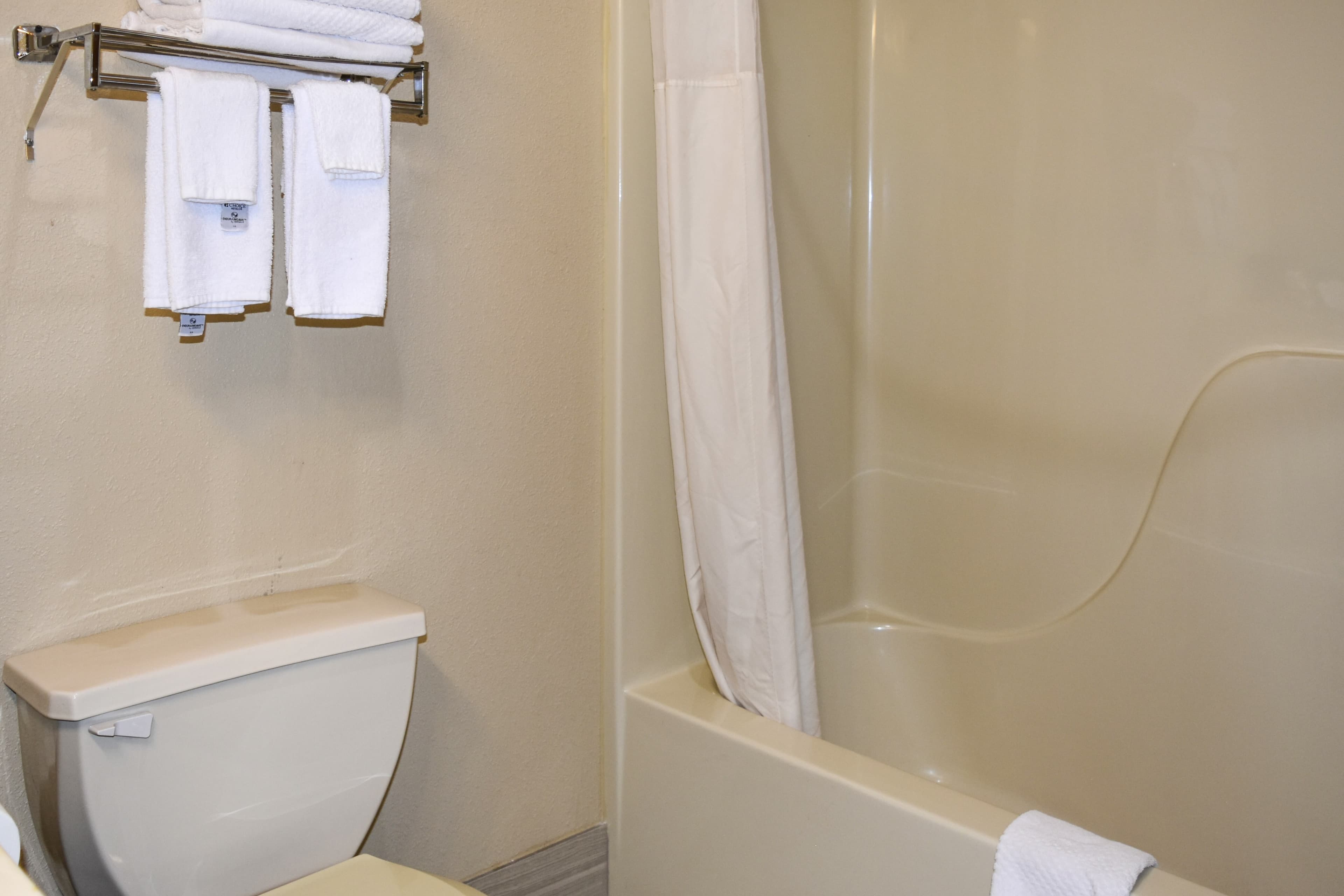 Quality Inn & Suites Brooks Louisville South - Image 5