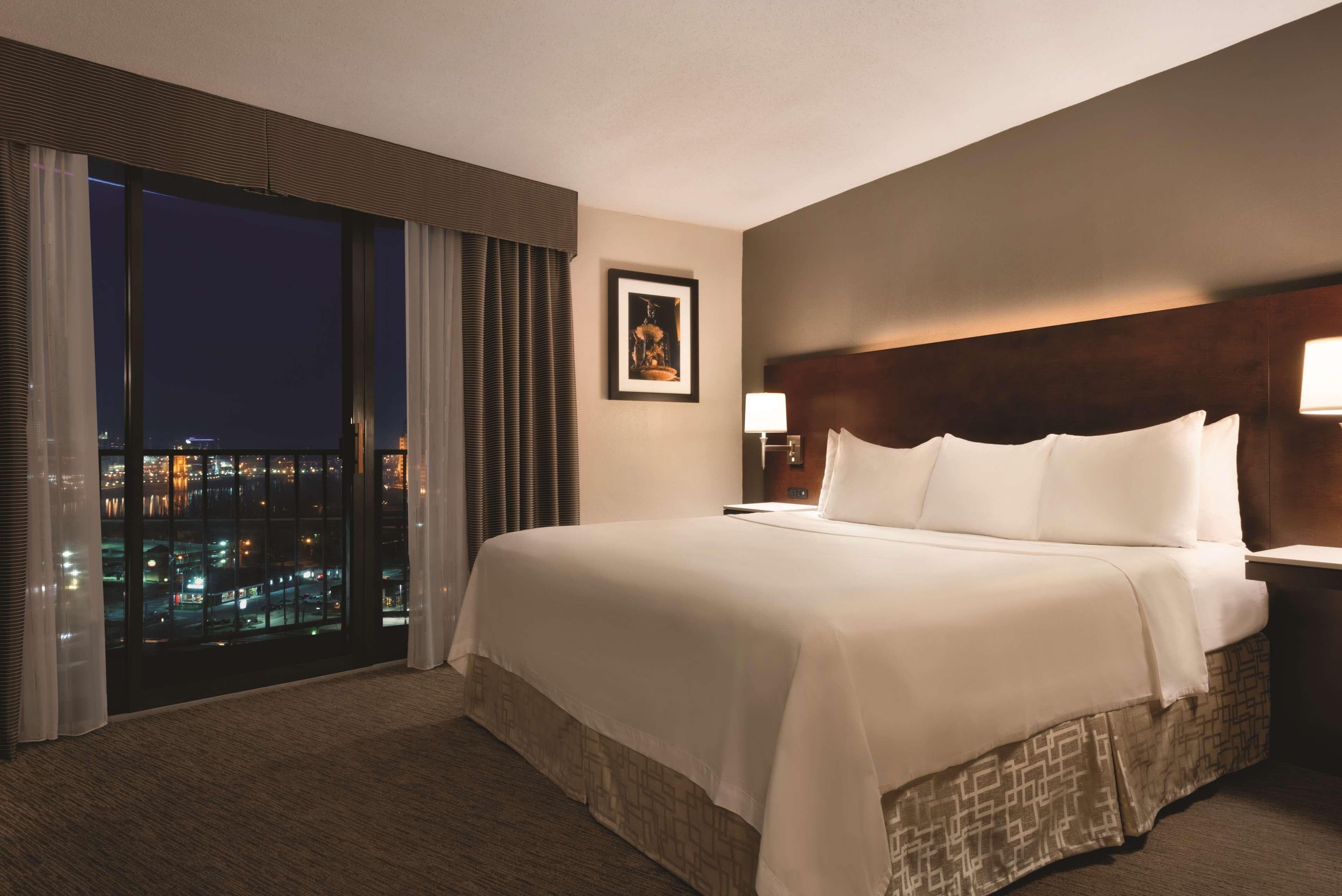 Radisson Hotel Cincinnati Riverfront - Image 2