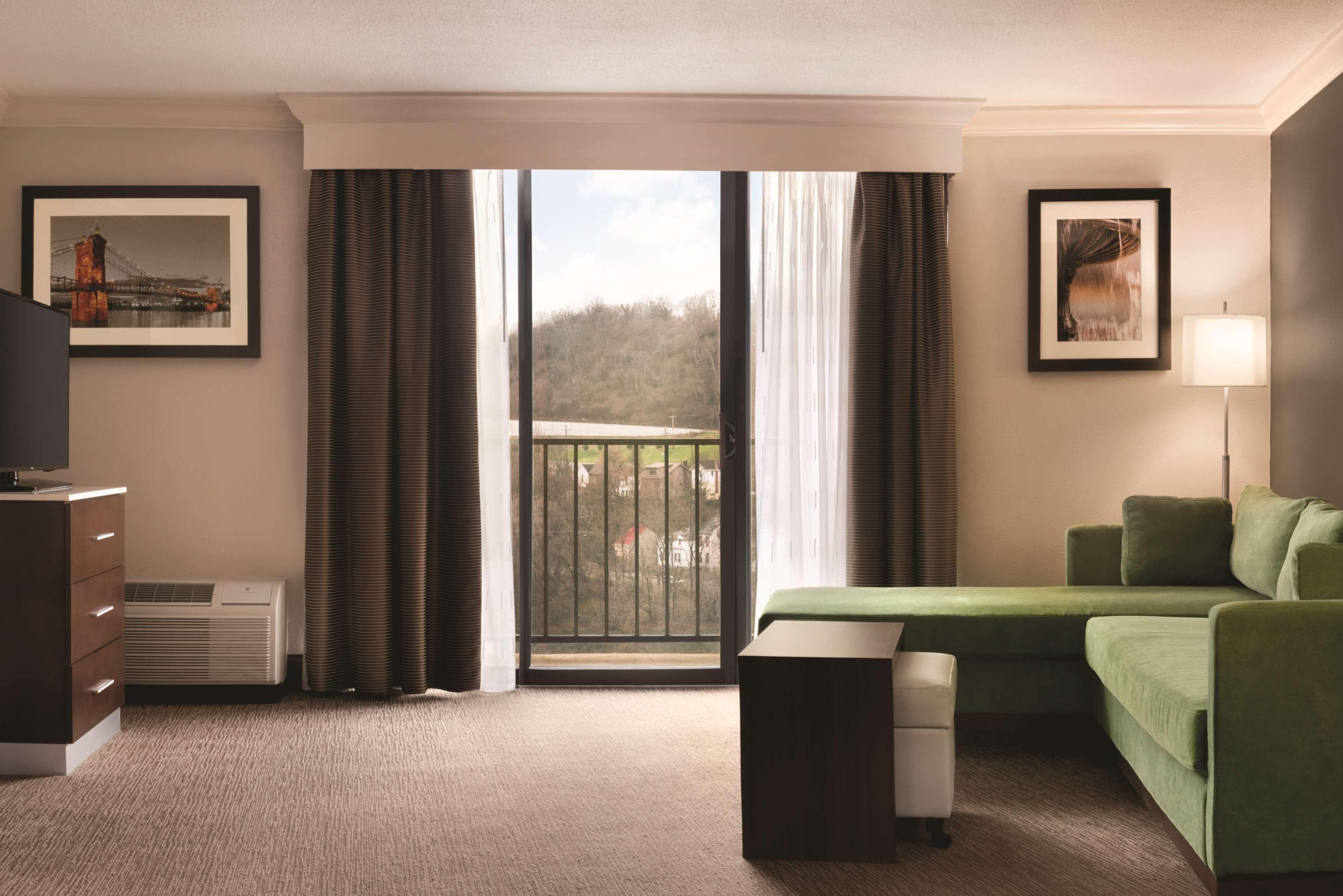 Radisson Hotel Cincinnati Riverfront - Image 4
