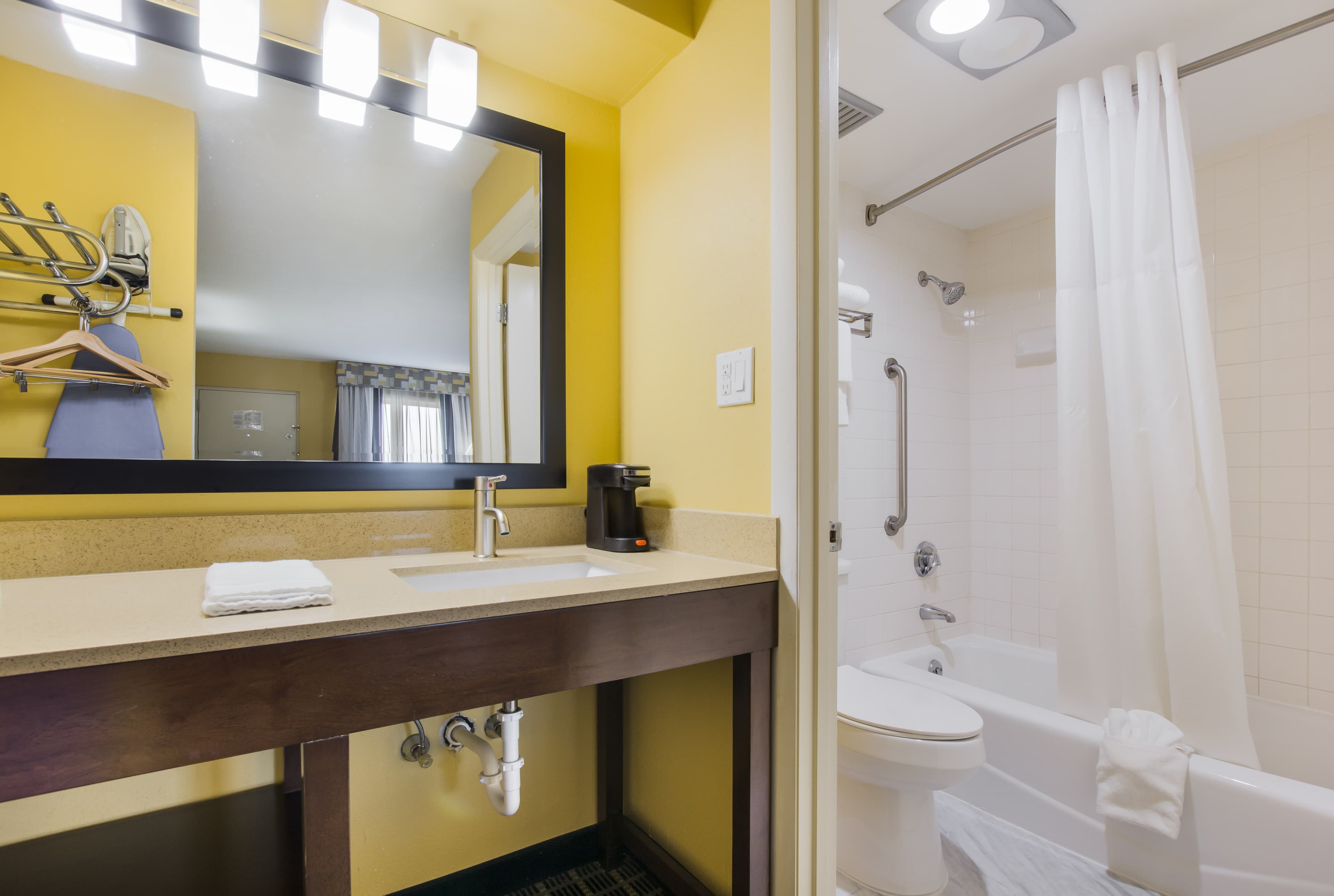 Quality Inn London North - Image 2