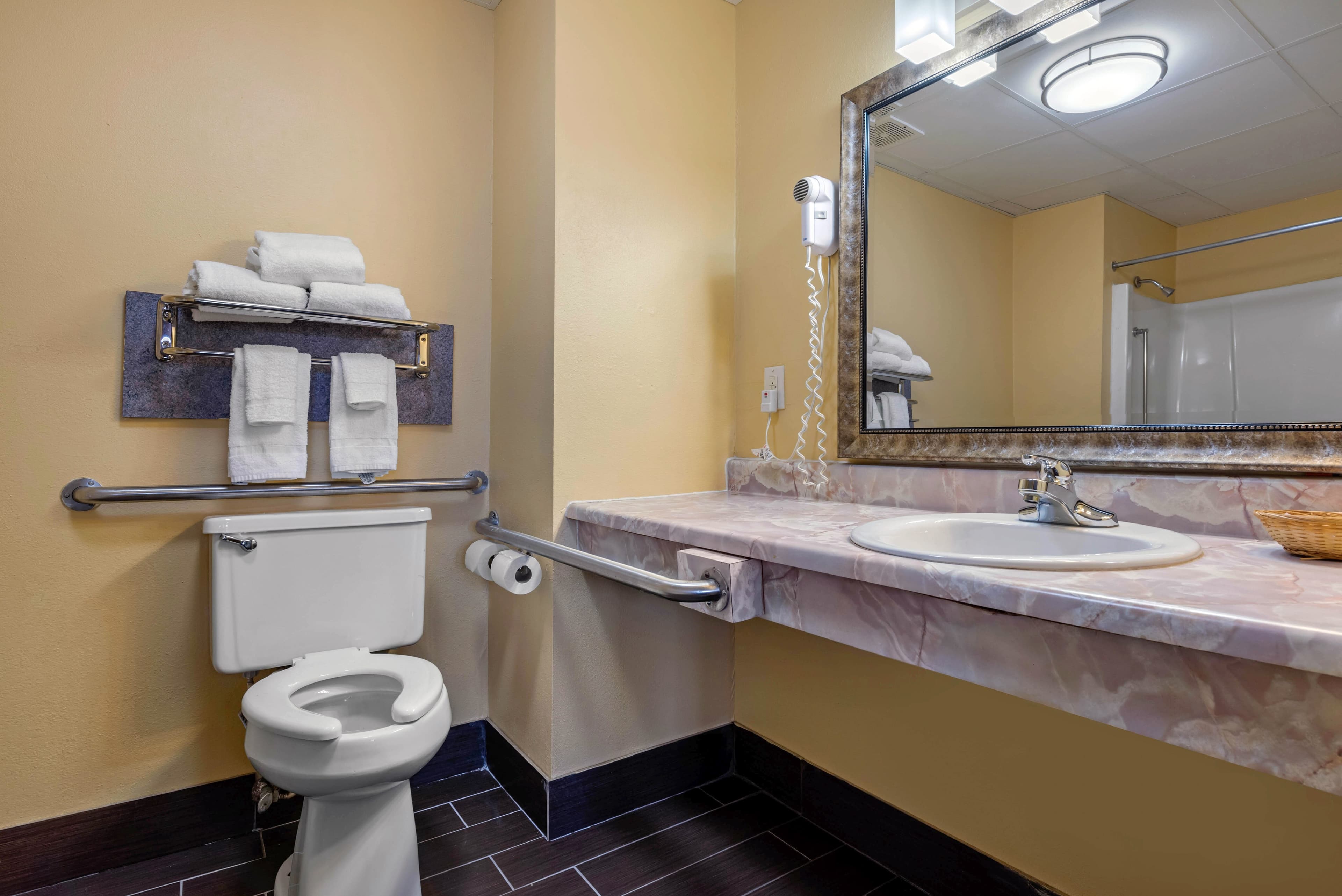 Econo Lodge Lexington Southeast — 11