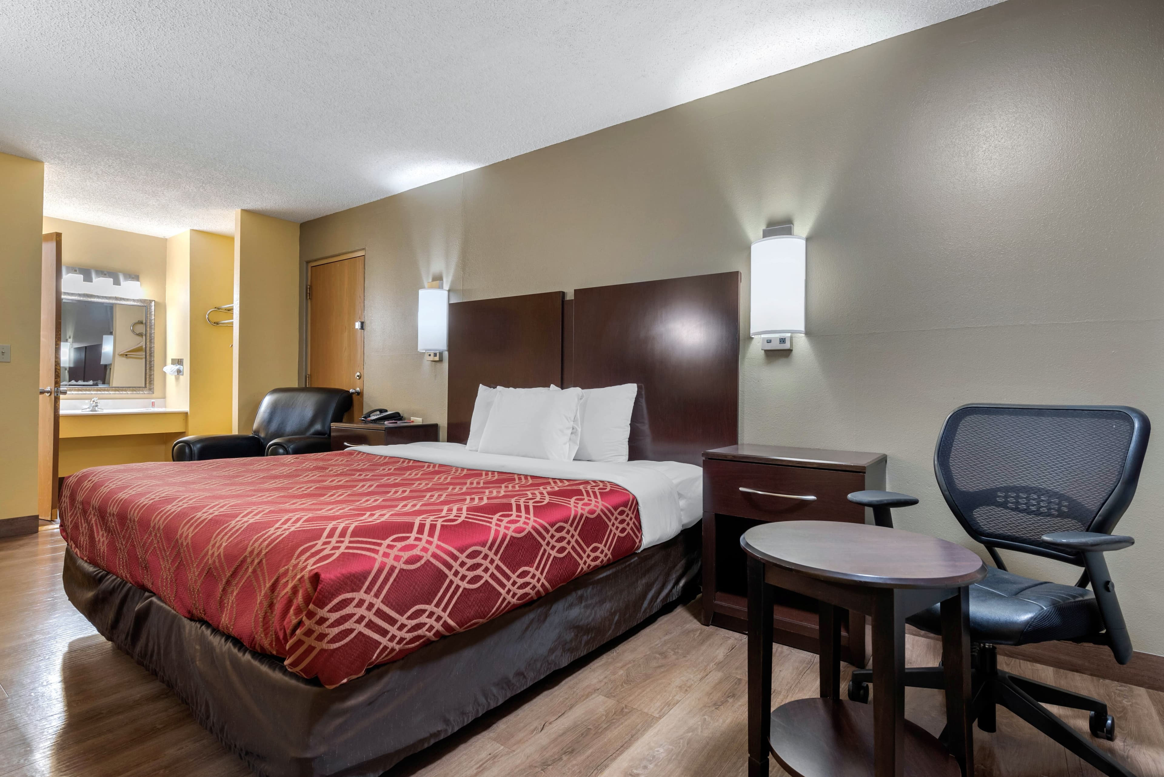 Econo Lodge Lexington Southeast — 7