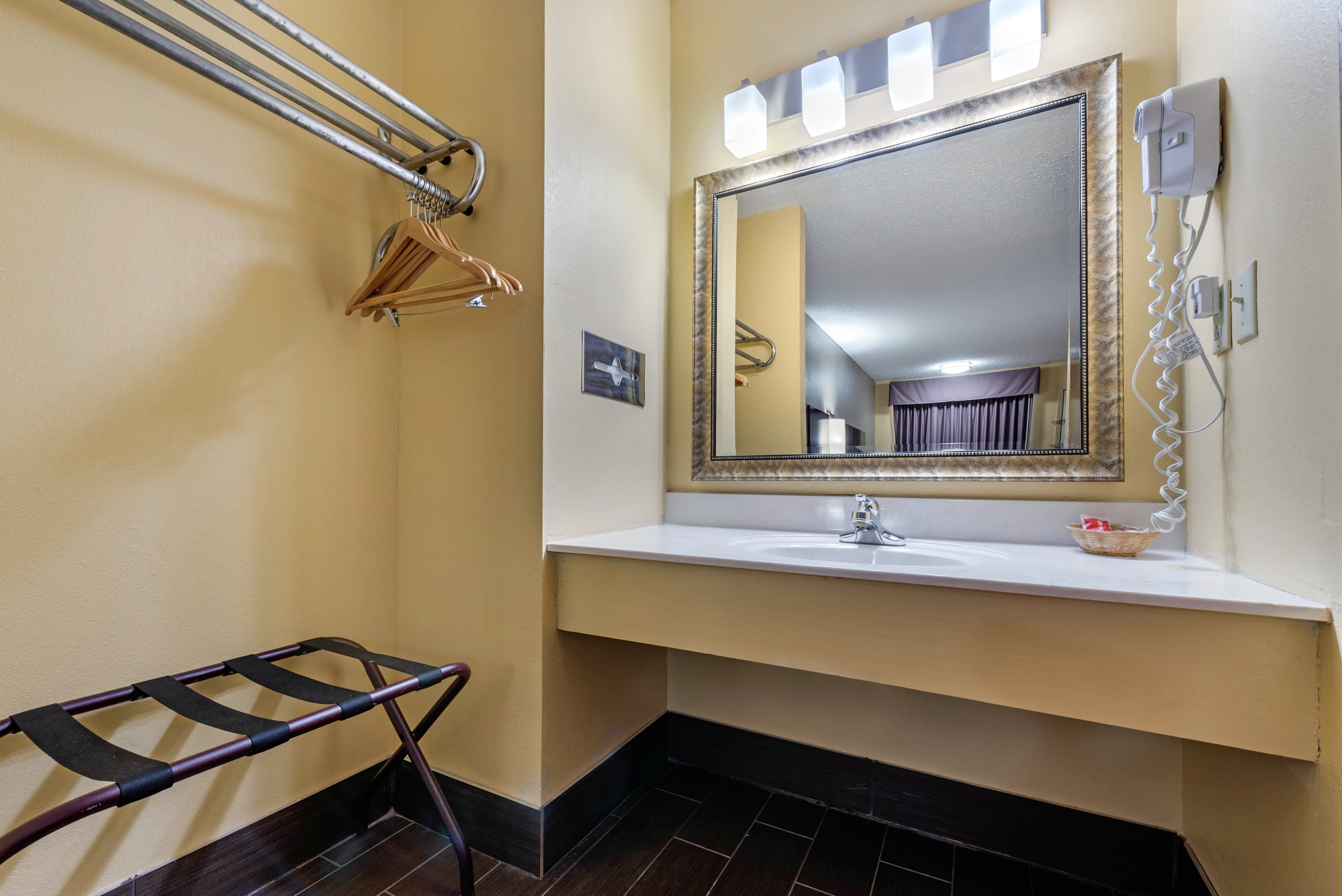 Econo Lodge Lexington Southeast — 22