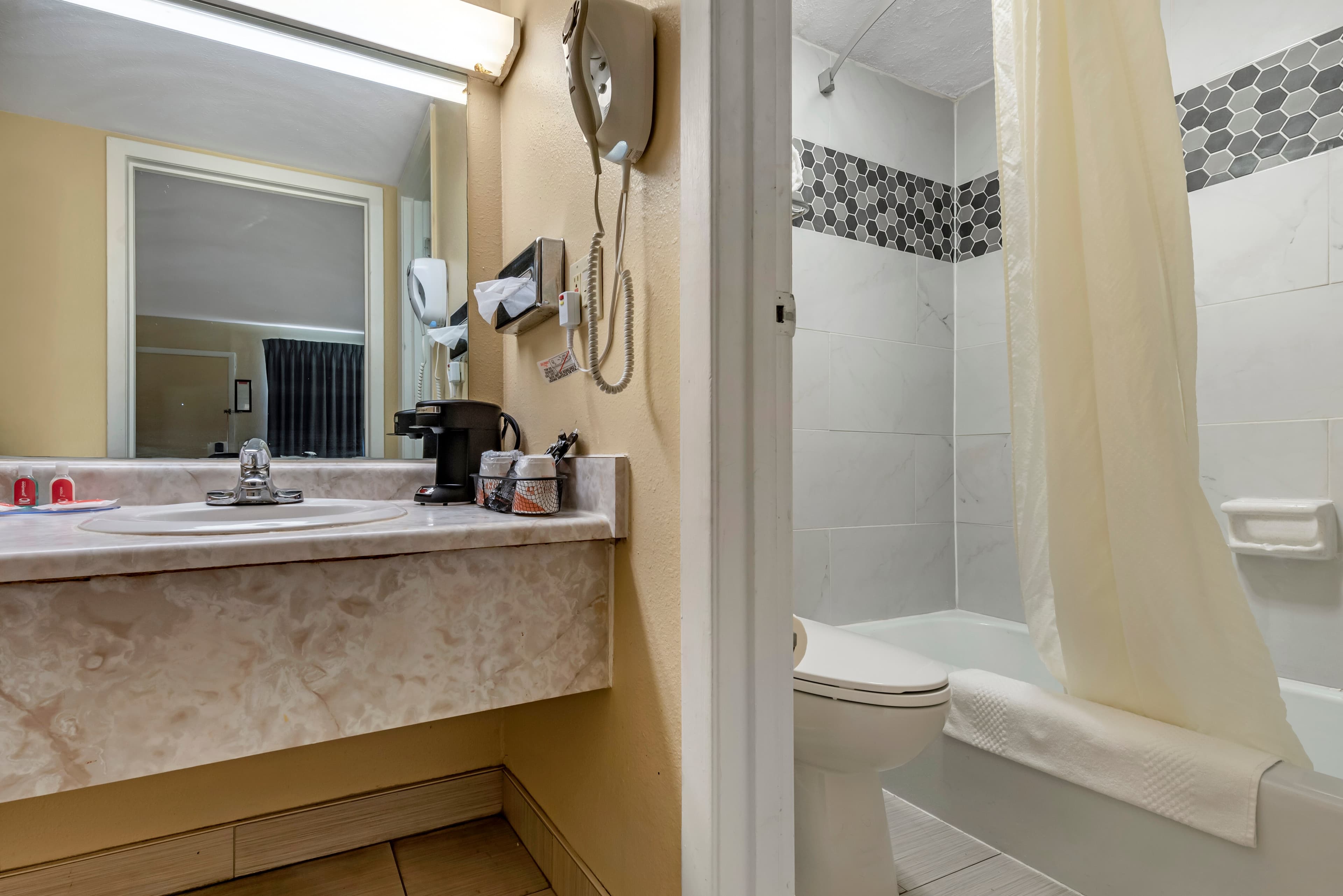 Econo Lodge Erlanger - Cincinnati Airport - Image 5