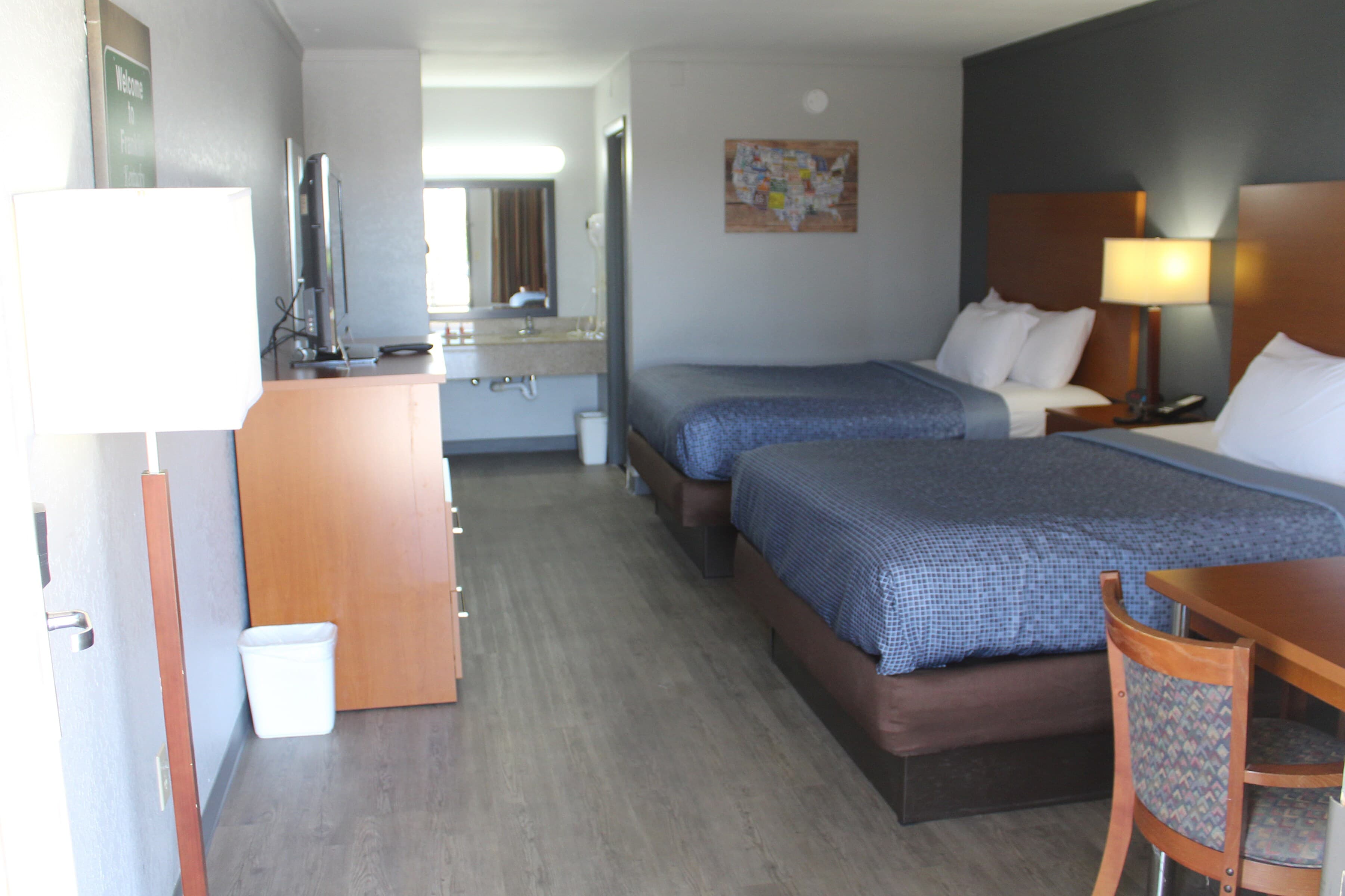 Econo Lodge Franklin South — 16