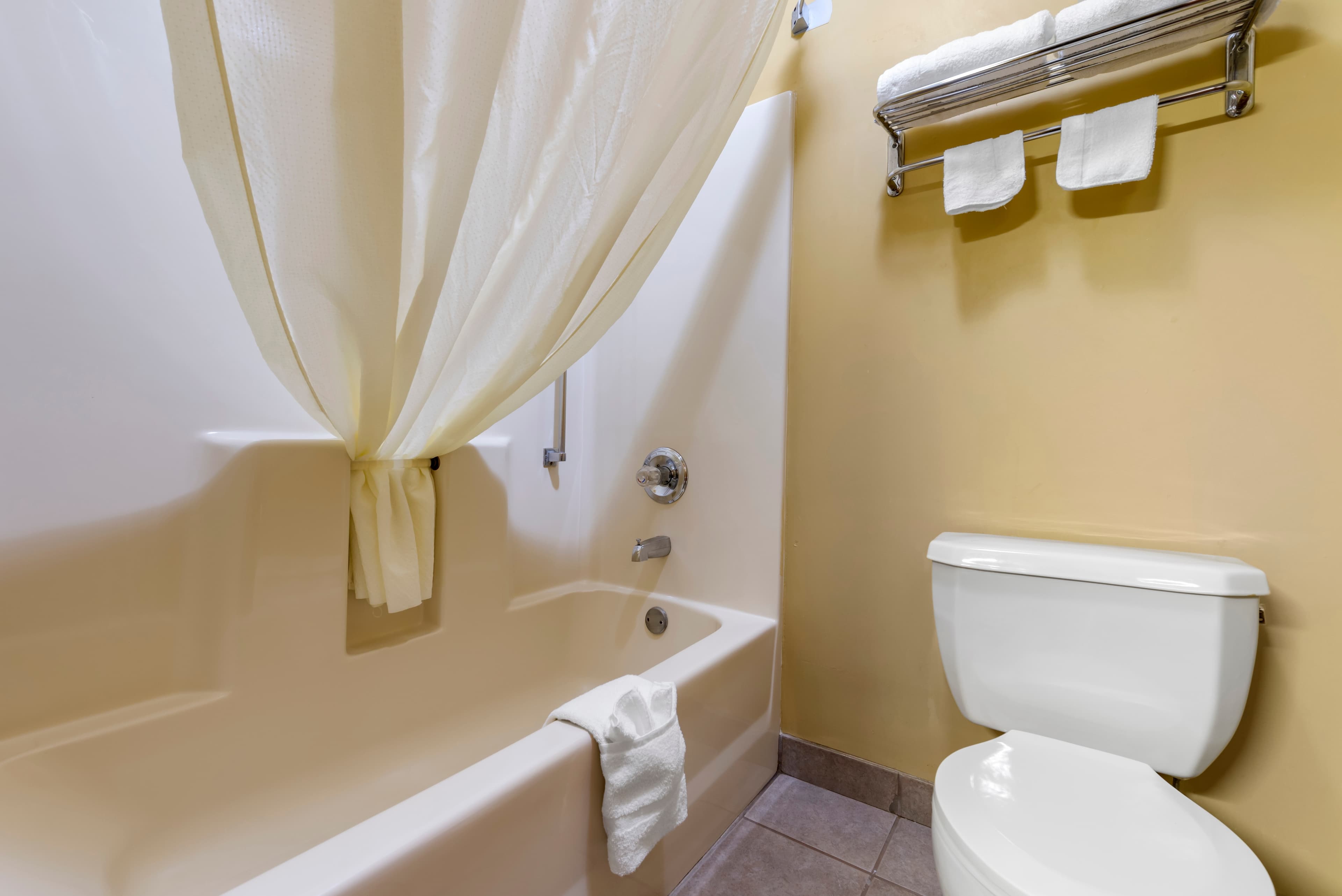 Econo Lodge Louisville Airport — 6