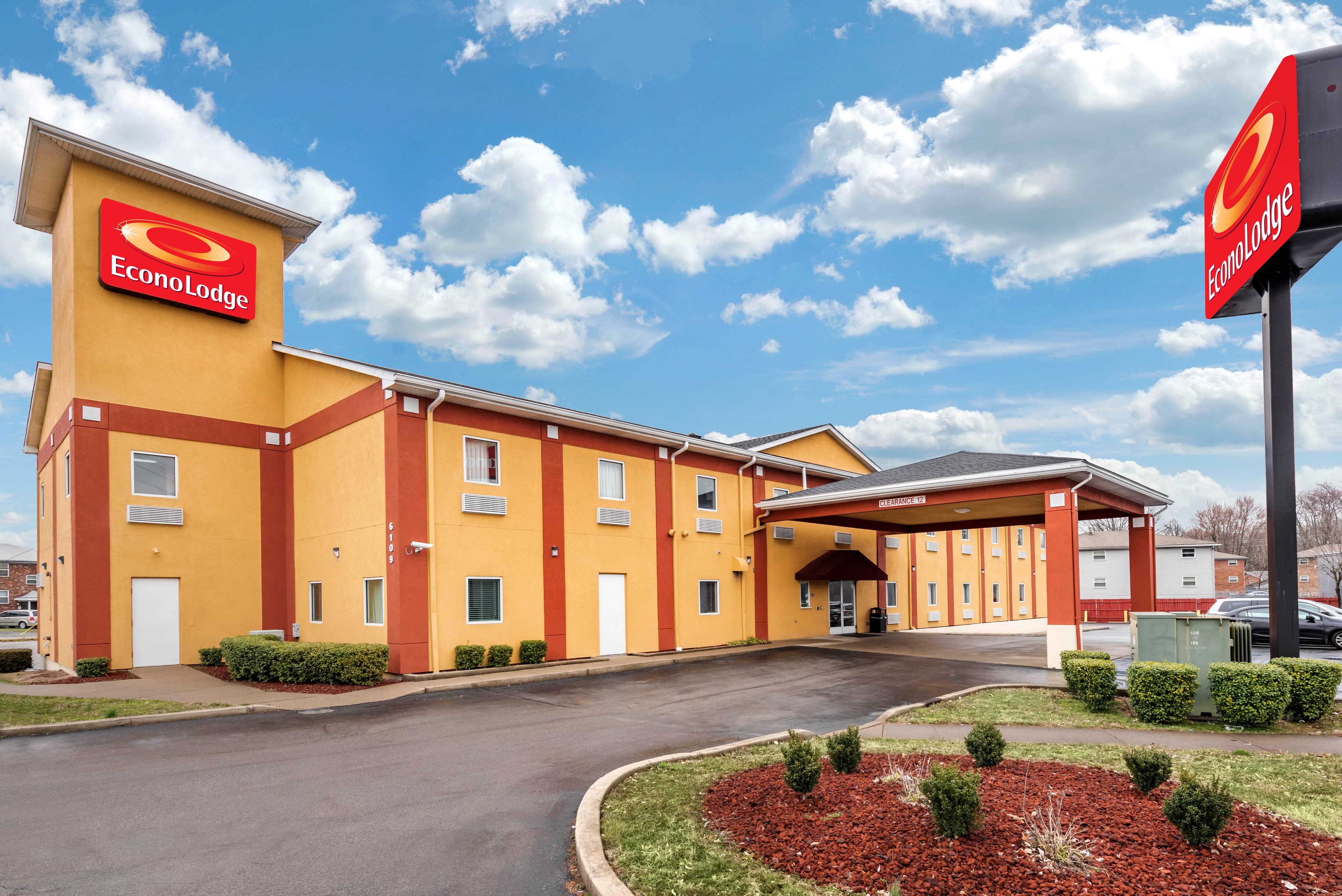 Econo Lodge Louisville Airport - Image 1