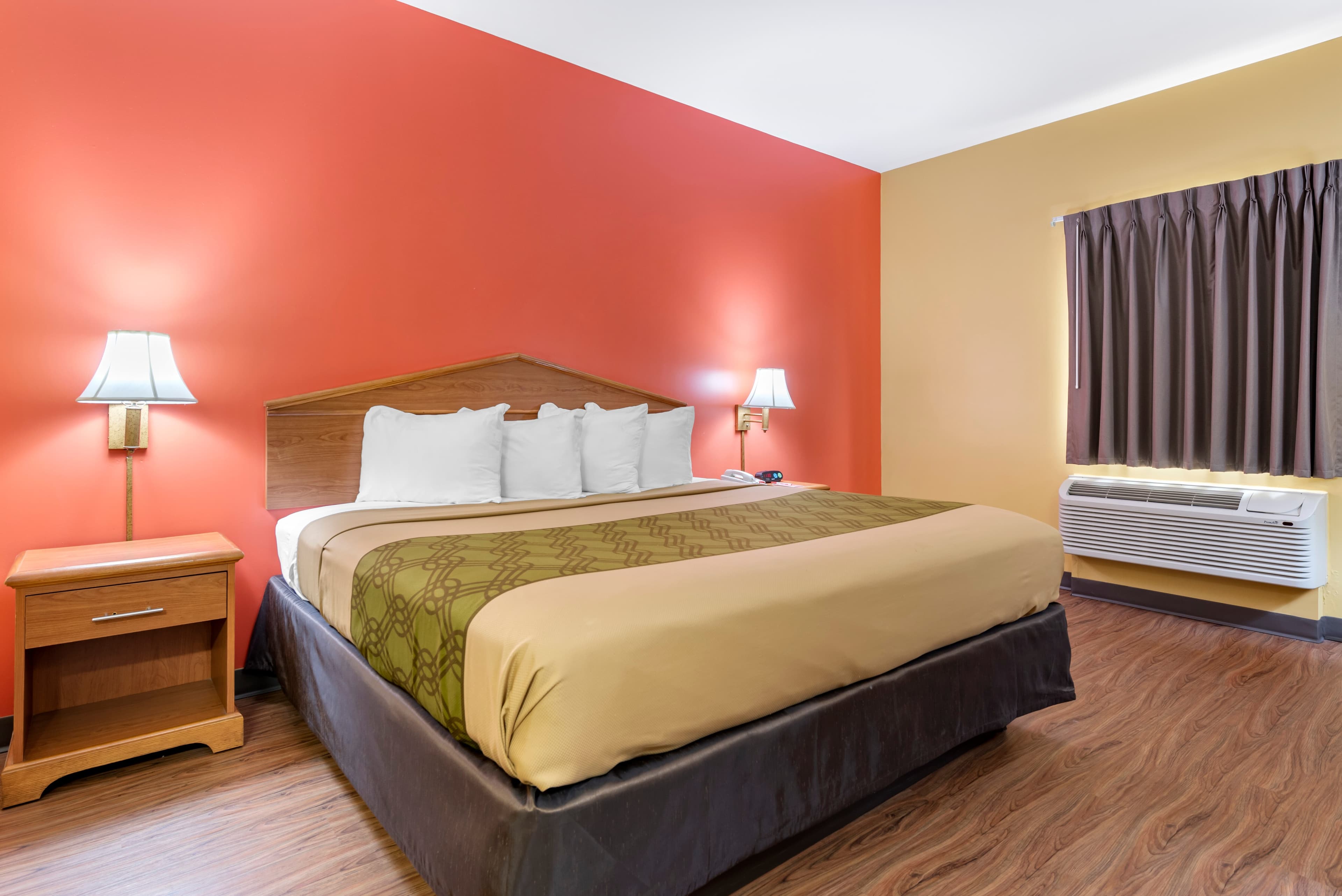 Econo Lodge Louisville Airport — 8