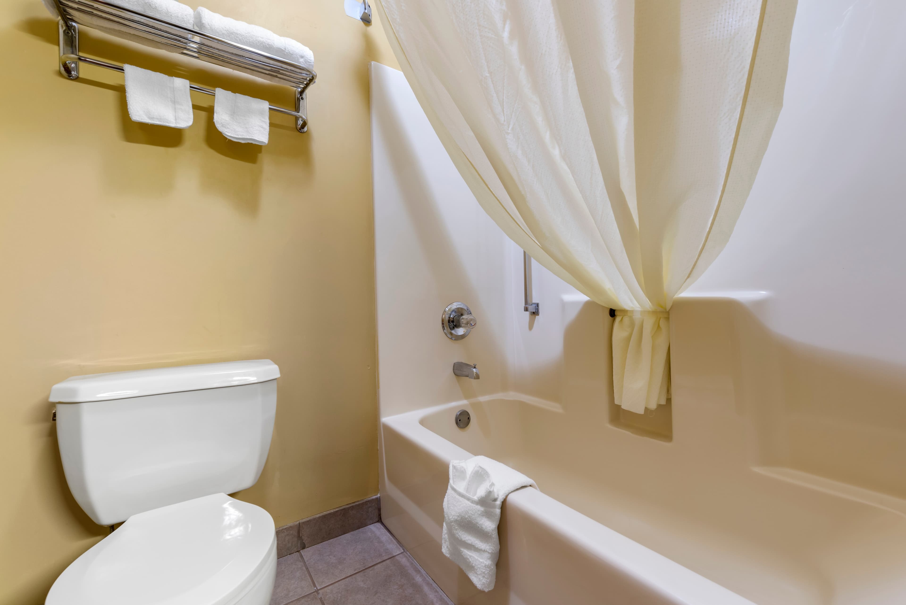 Econo Lodge Louisville Airport — 11