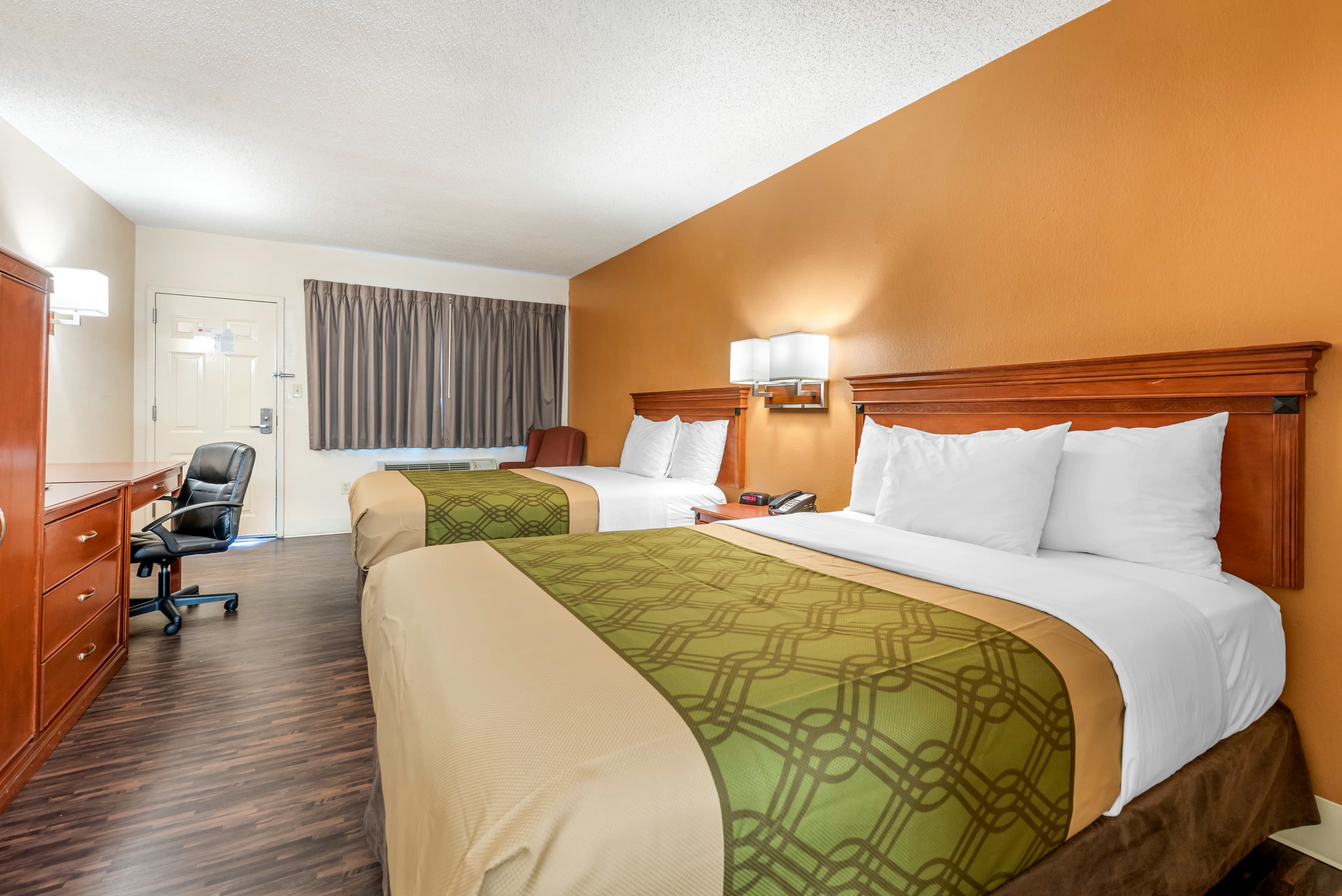 Econo Lodge Louisville Downtown — 6