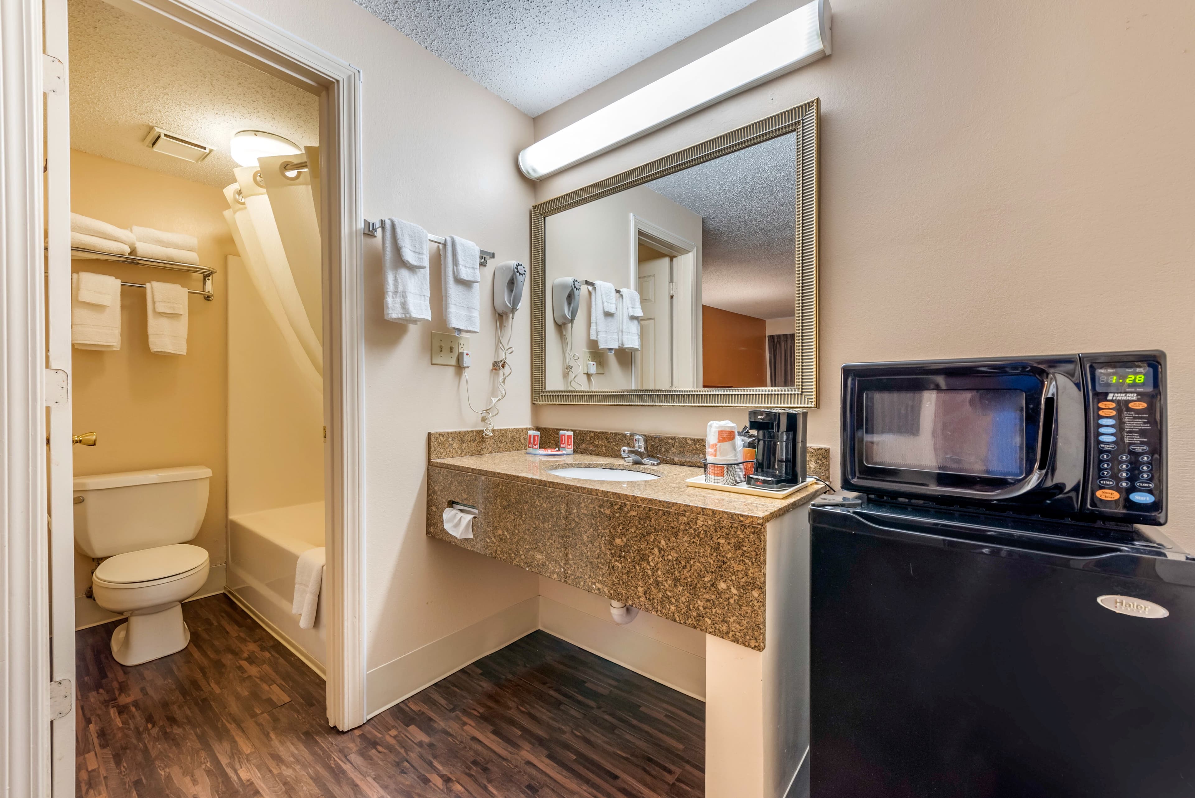 Econo Lodge Louisville Downtown — 7