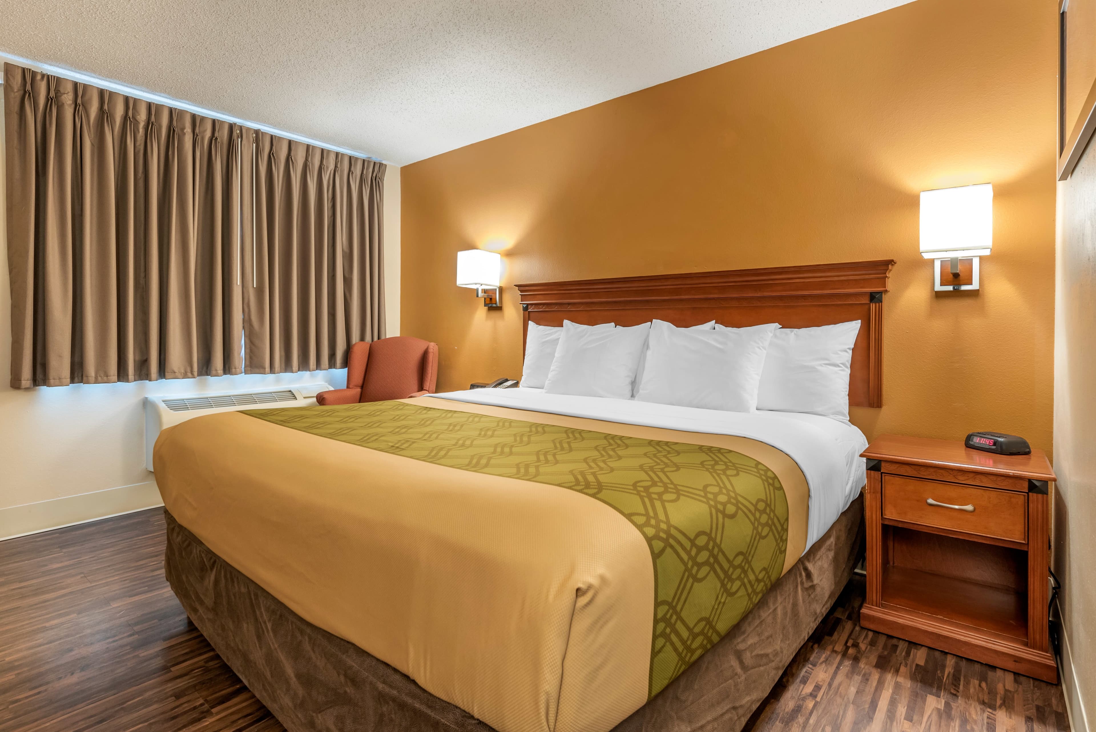 Econo Lodge Louisville Downtown - Image 2