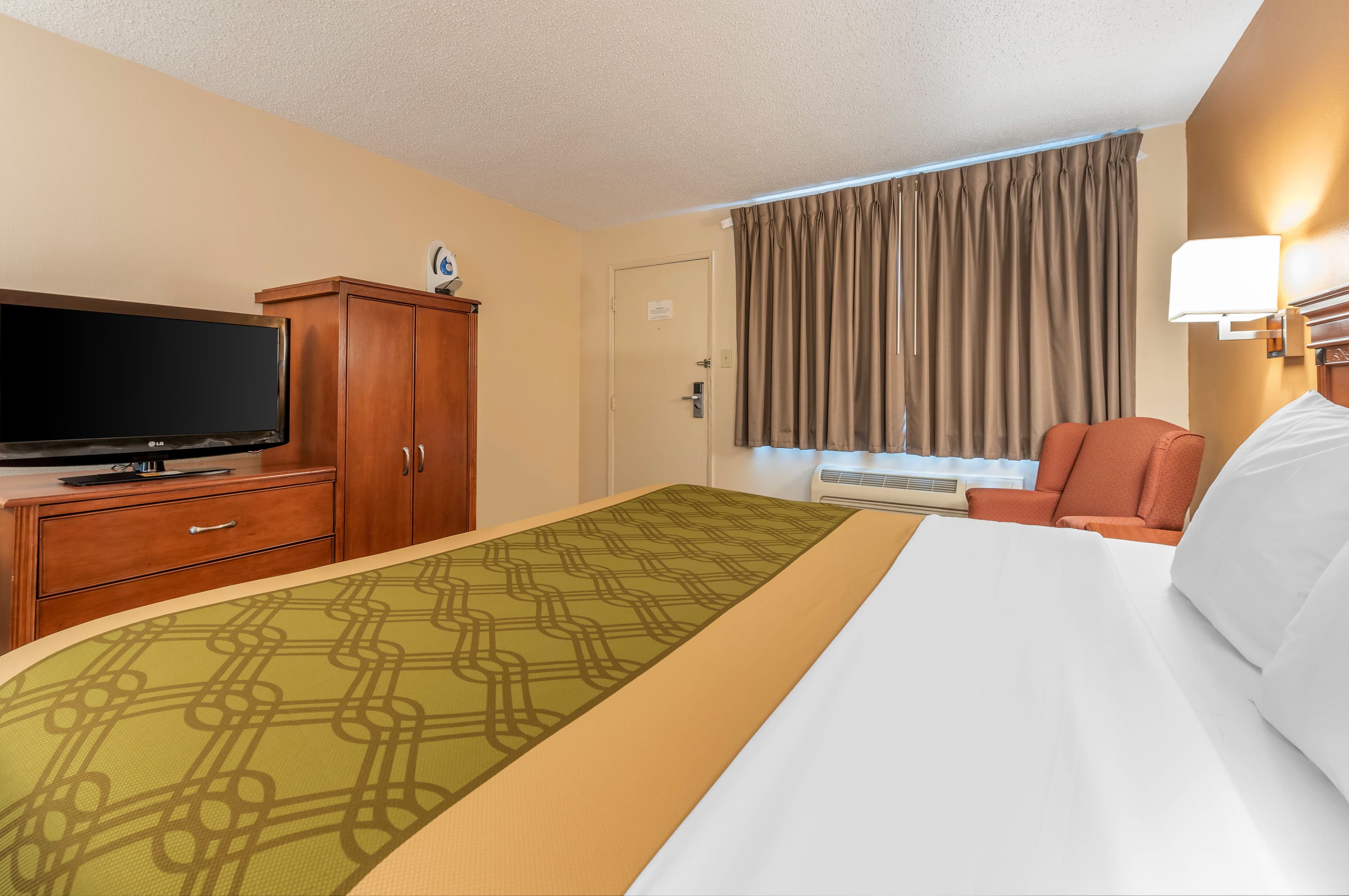 Econo Lodge Louisville Downtown — 9