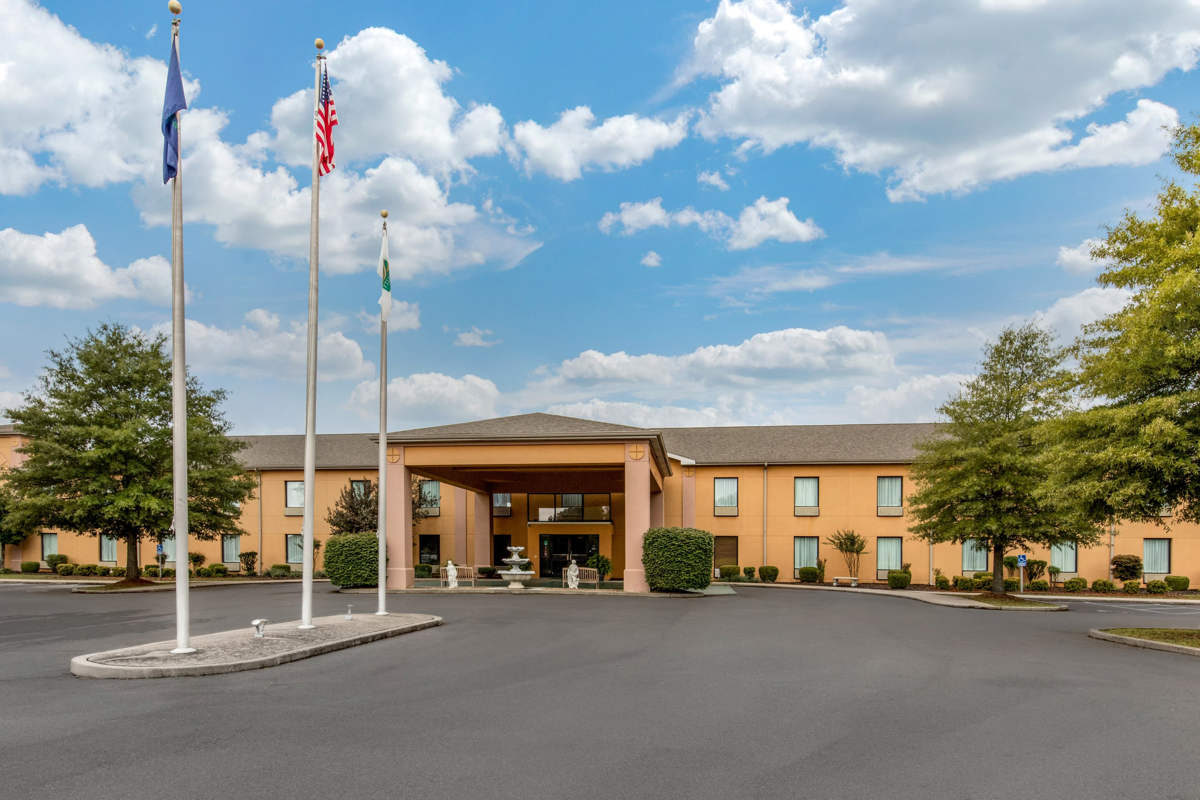 Quality Inn & Suites Benton - Draffenville - Image 1