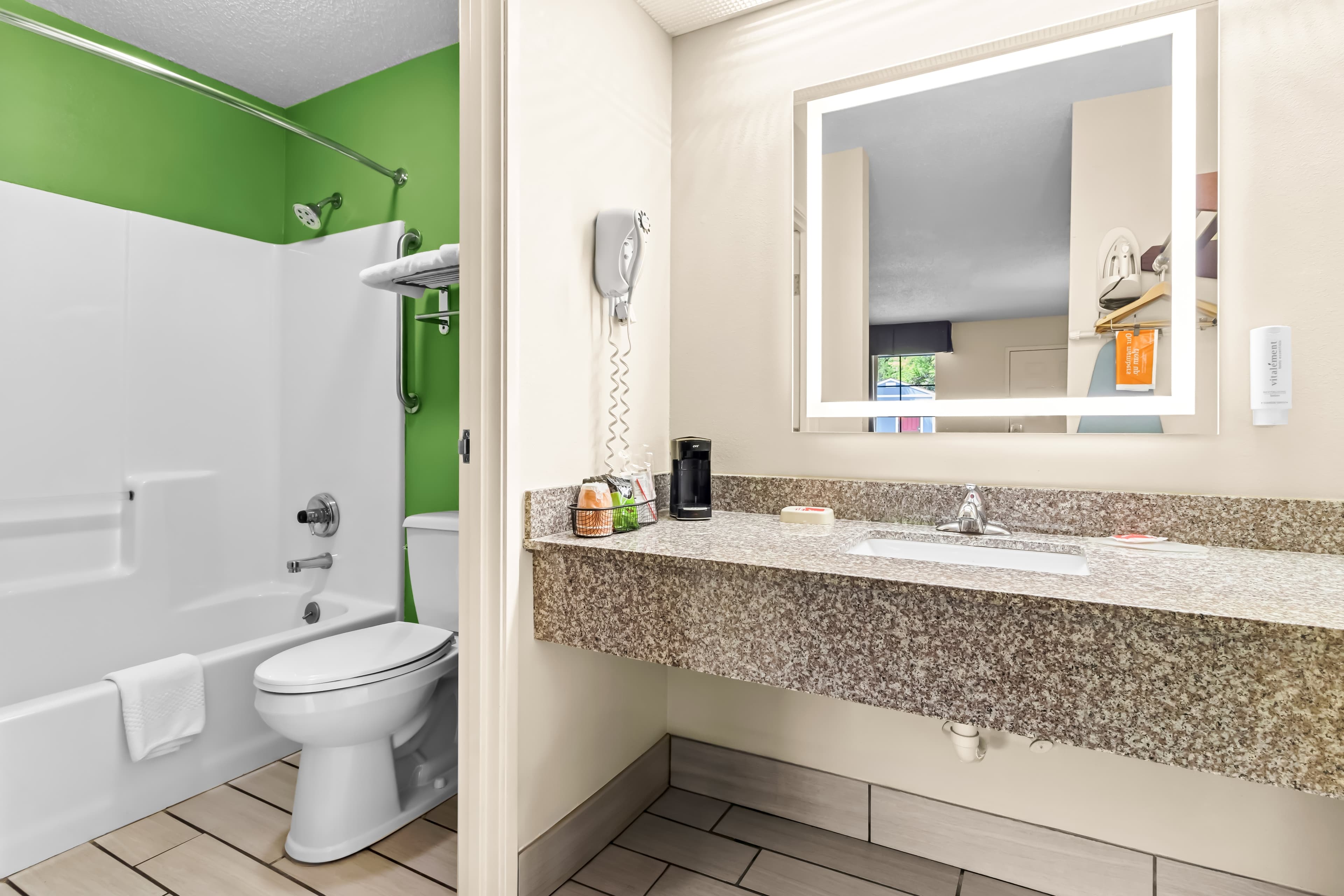 Econo Lodge Russellville — 13