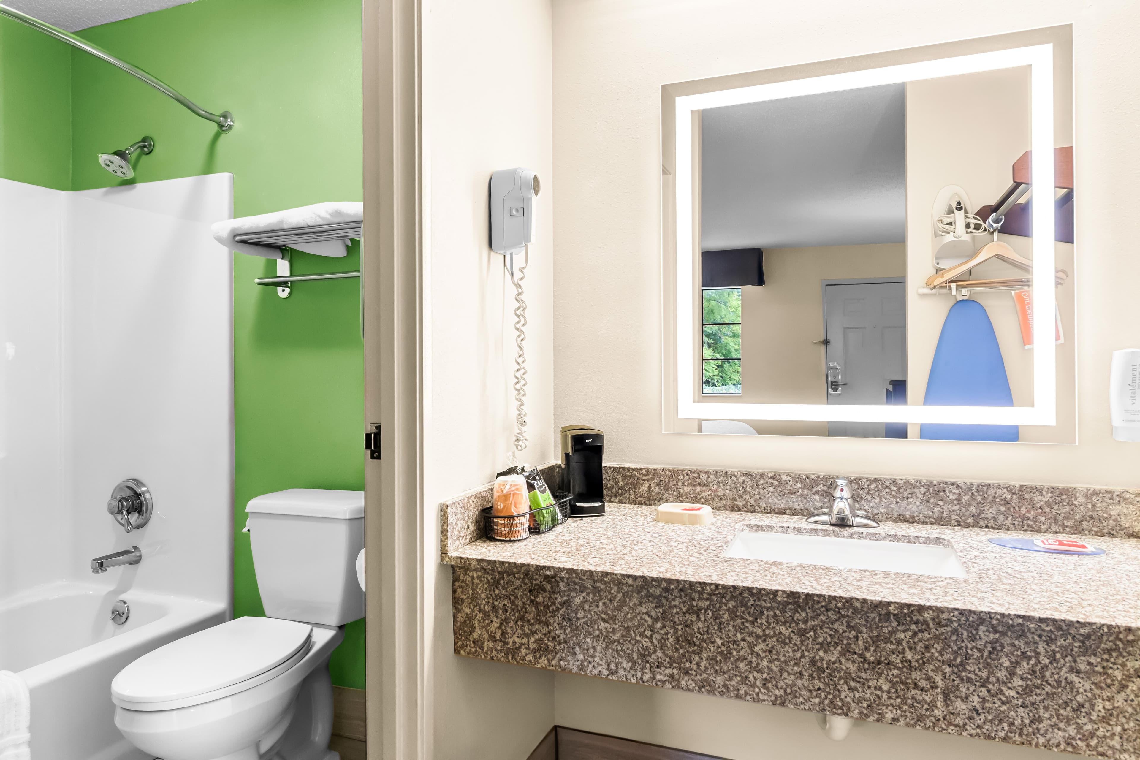 Econo Lodge Russellville — 21