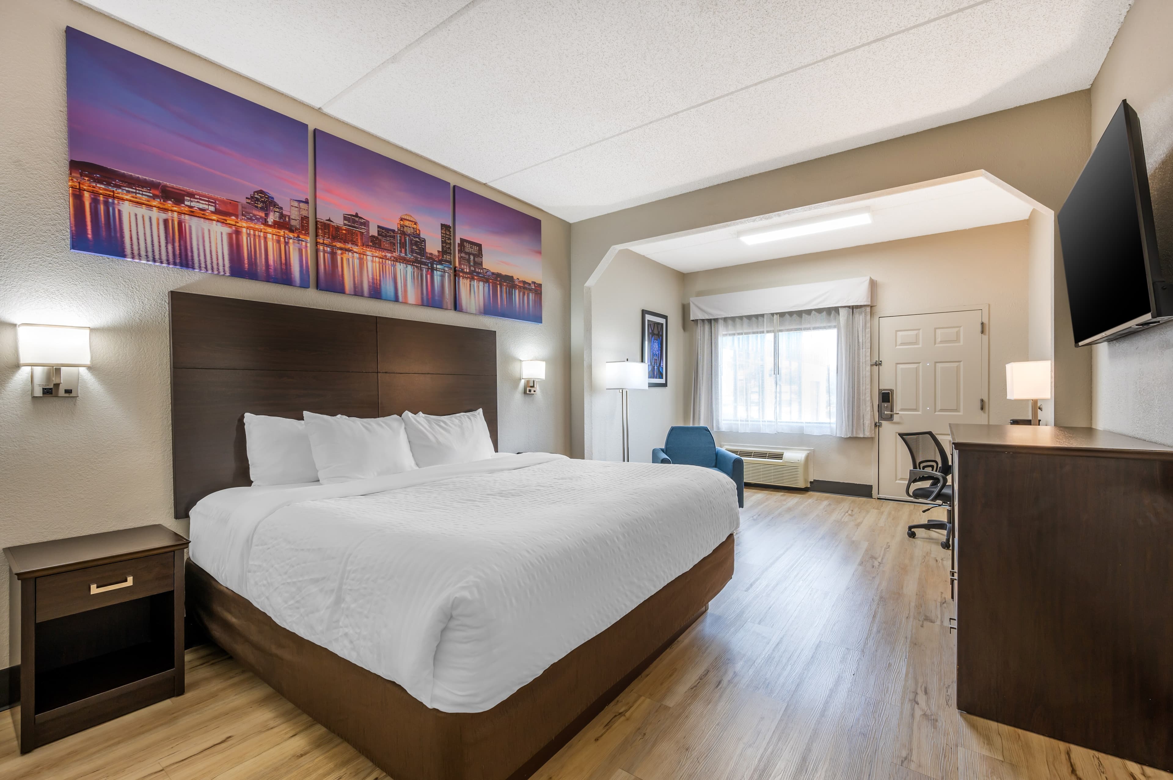 Clarion Pointe Louisville East - Image 3