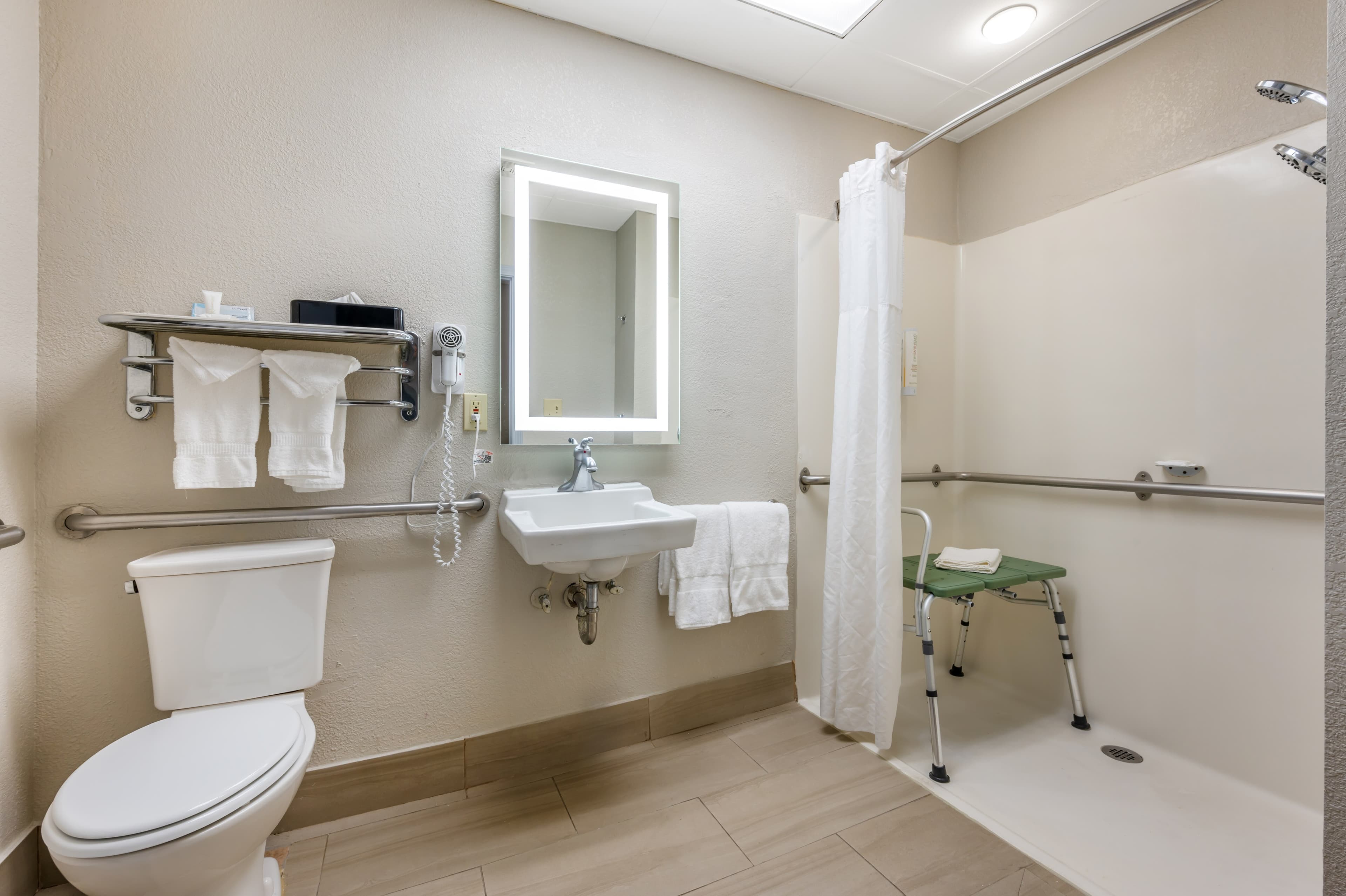 Clarion Pointe Louisville East - Image 5