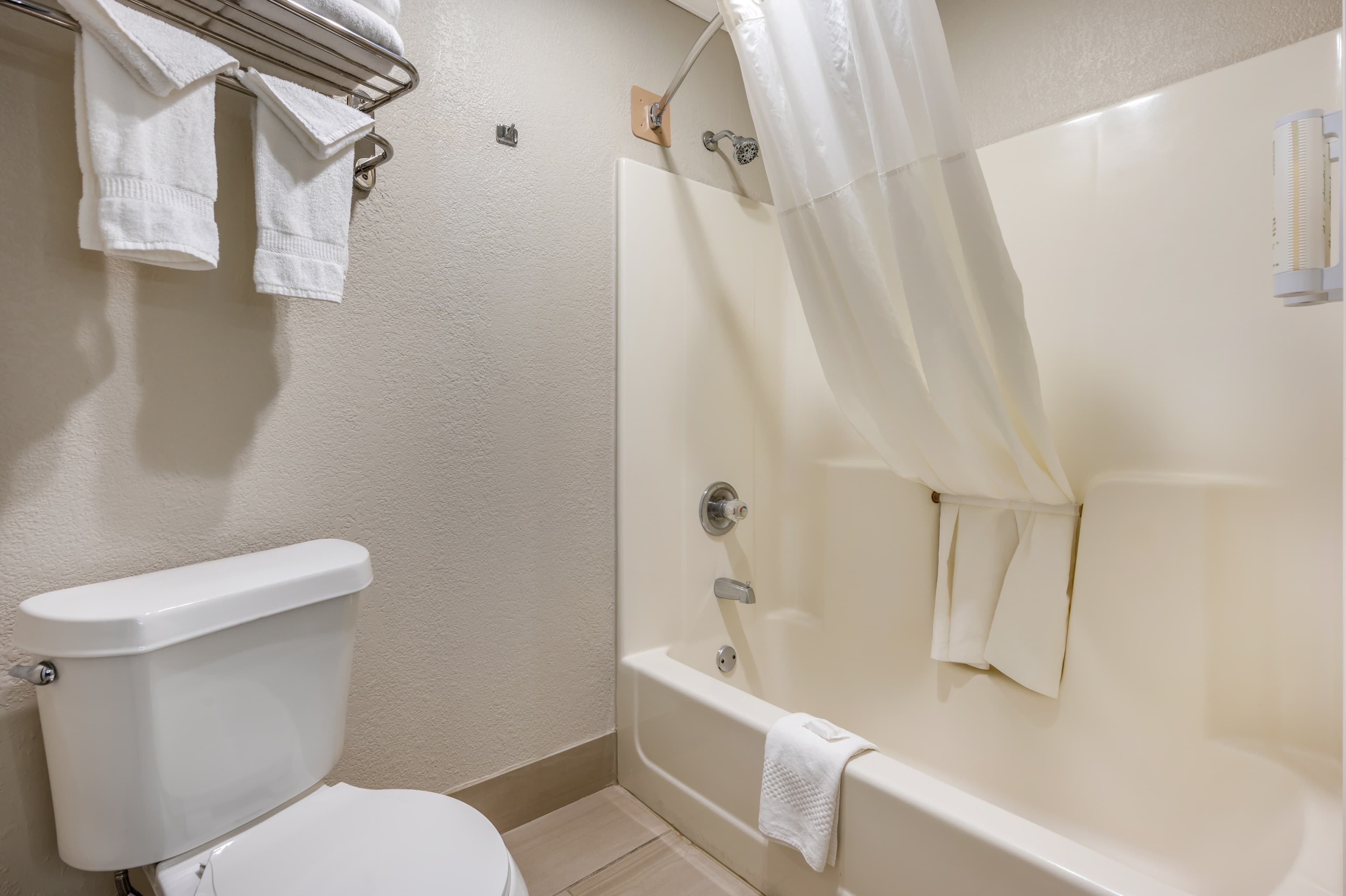 Clarion Pointe Louisville East — 9