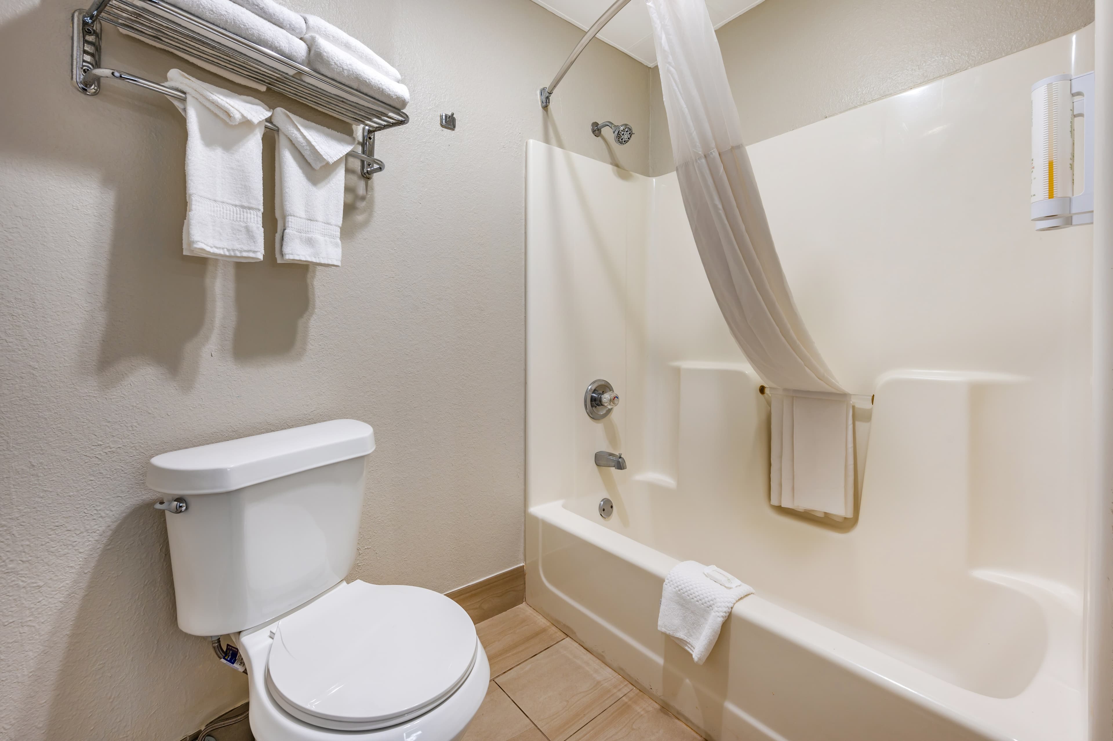 Clarion Pointe Louisville East — 23