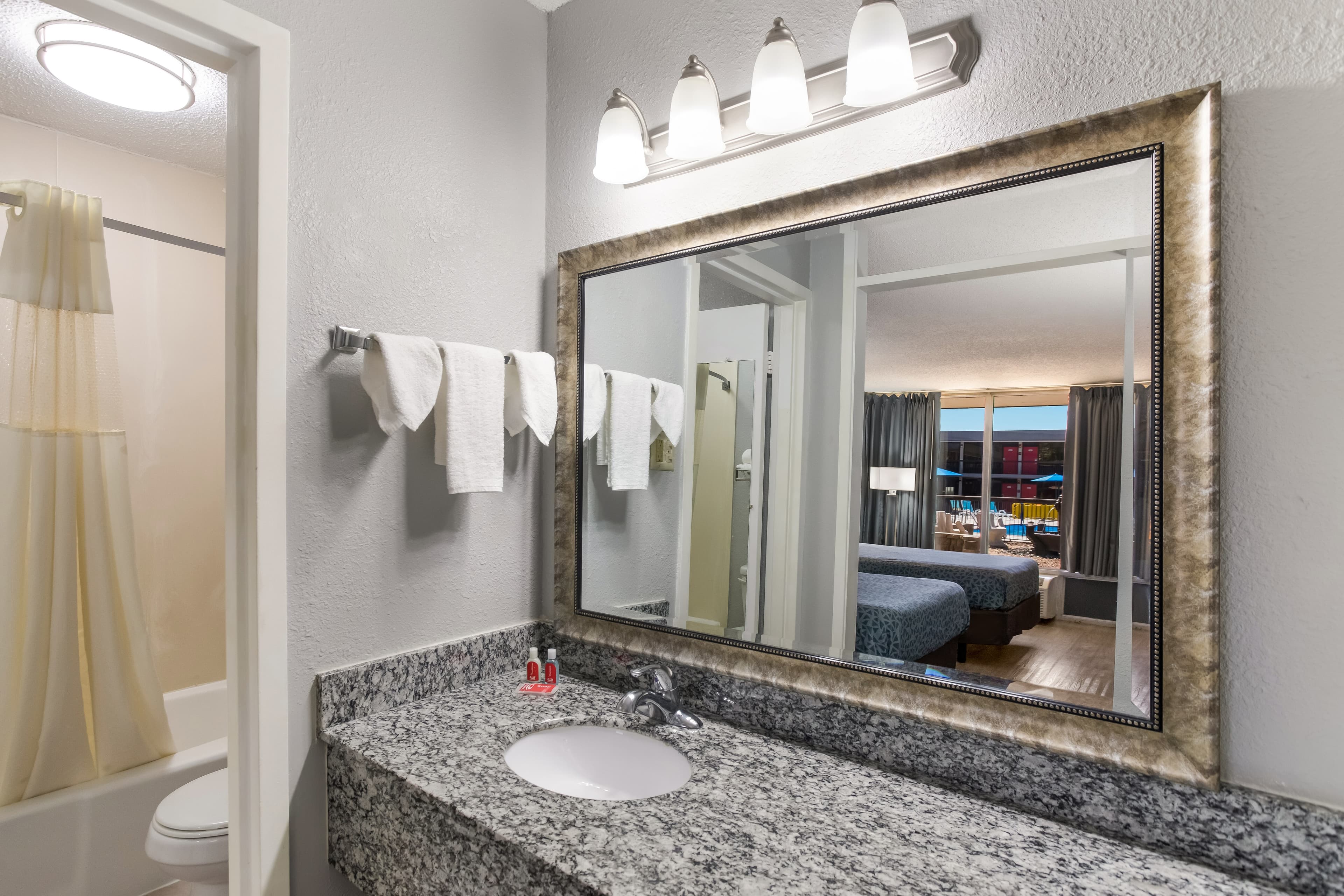 Econo Lodge Cave City — 6