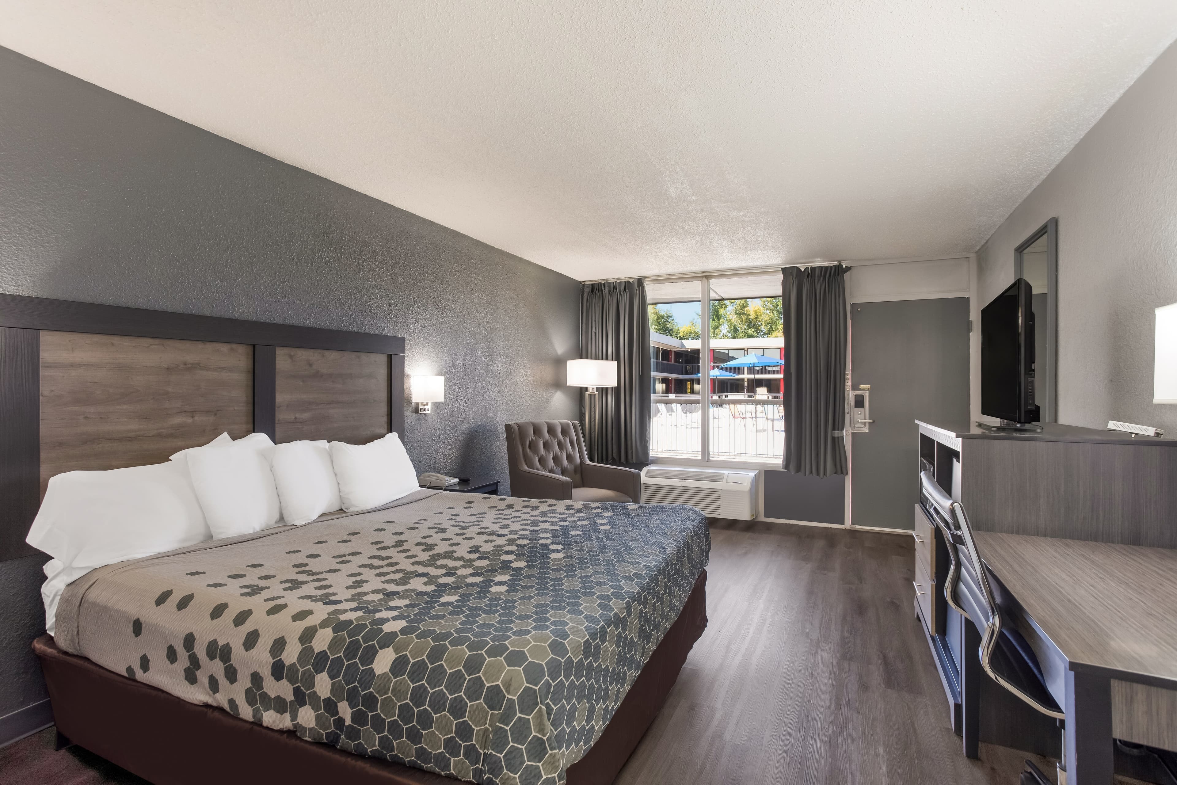 Econo Lodge Cave City — 9