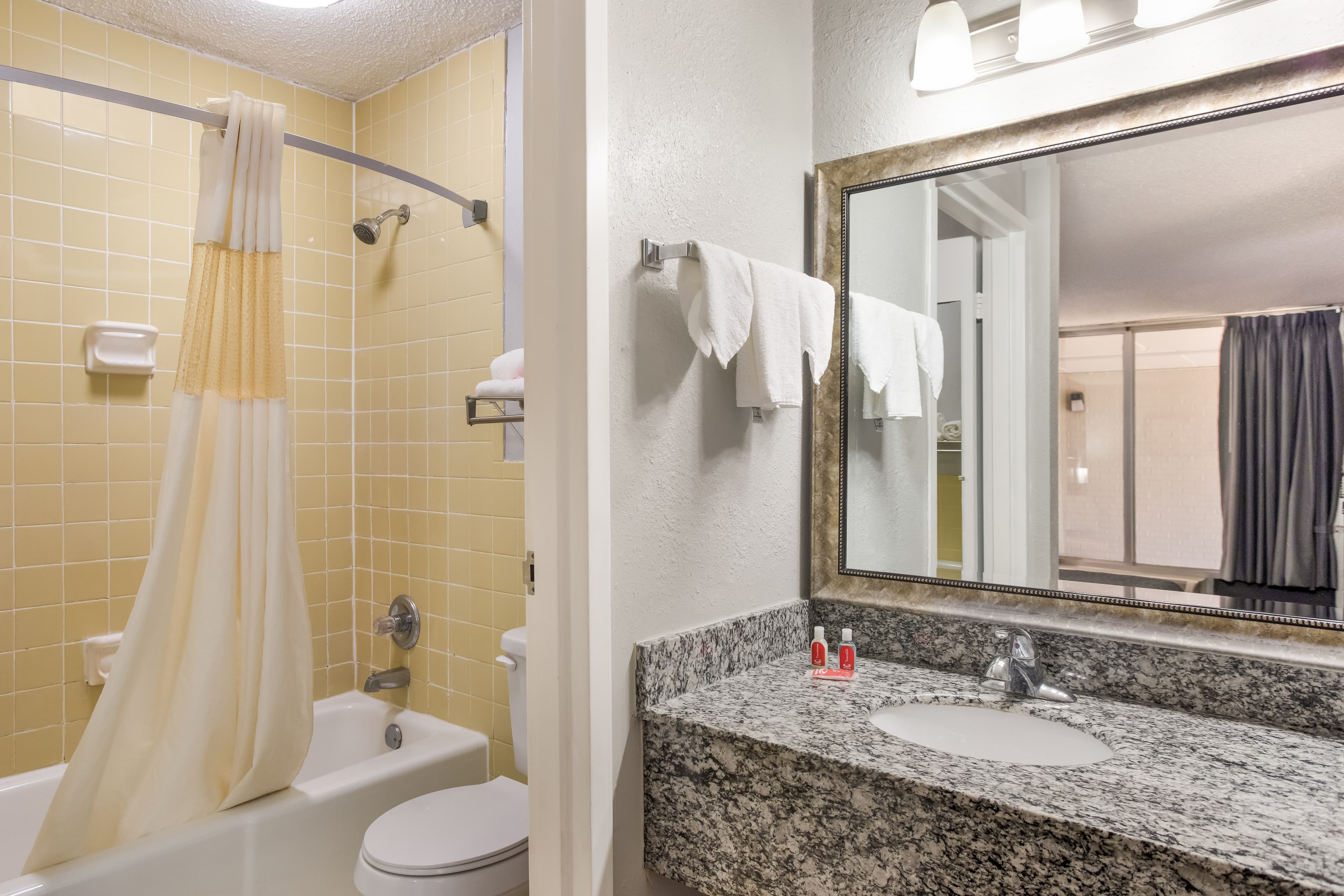Econo Lodge Cave City — 24