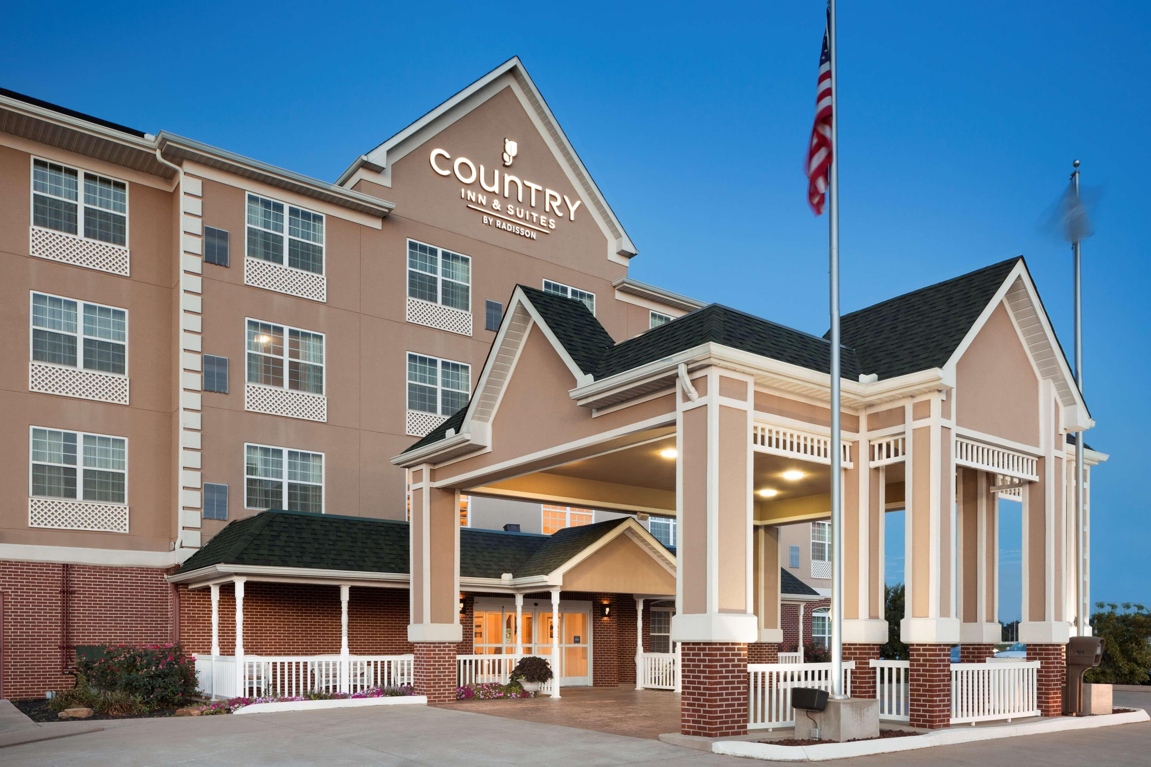 Country Inn & Suites by Radisson, Bowling Green, KY - Image 1