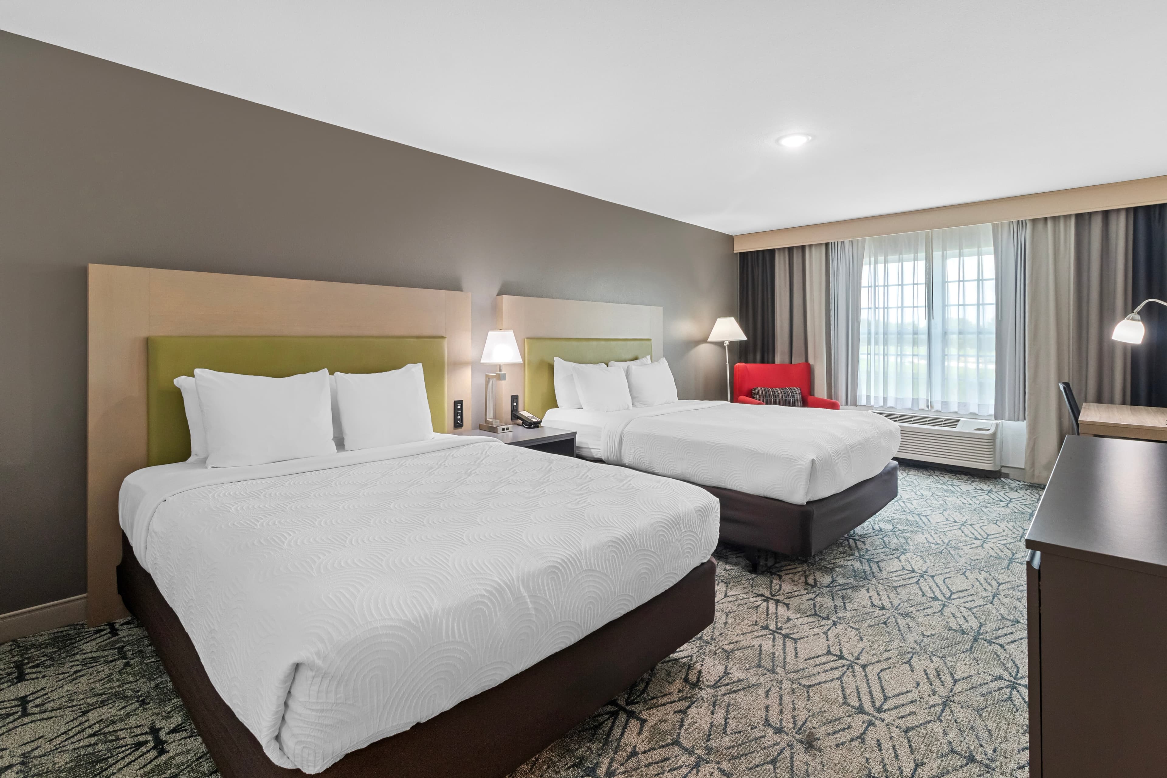 2 Queen Beds - Image 1